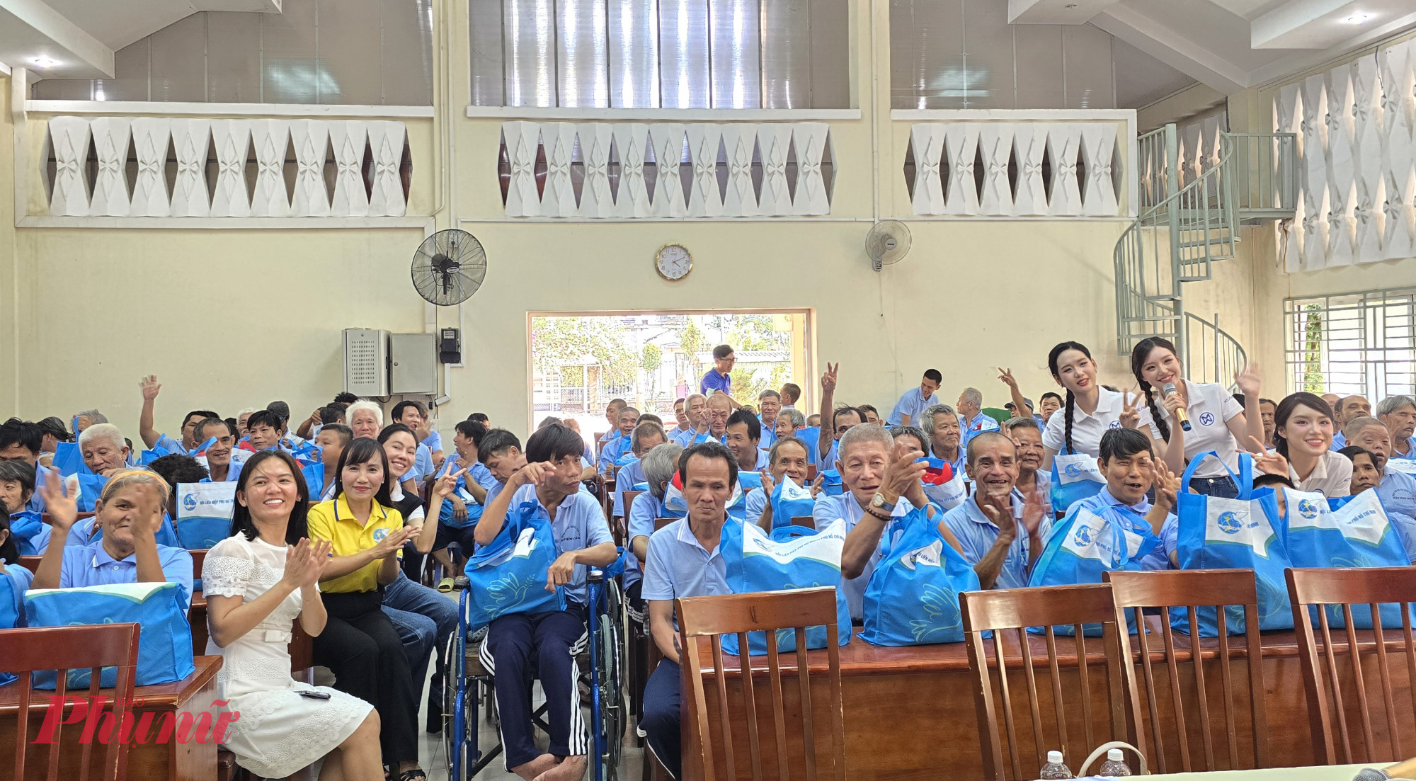 Hội LHPN TPHCM phối hợp cùng với Công ty Sen Vàng và các hoa hậu Miss World Vietnam 2025 tặng quà cho người khuyết tật tại Trung tâm Hiệp 