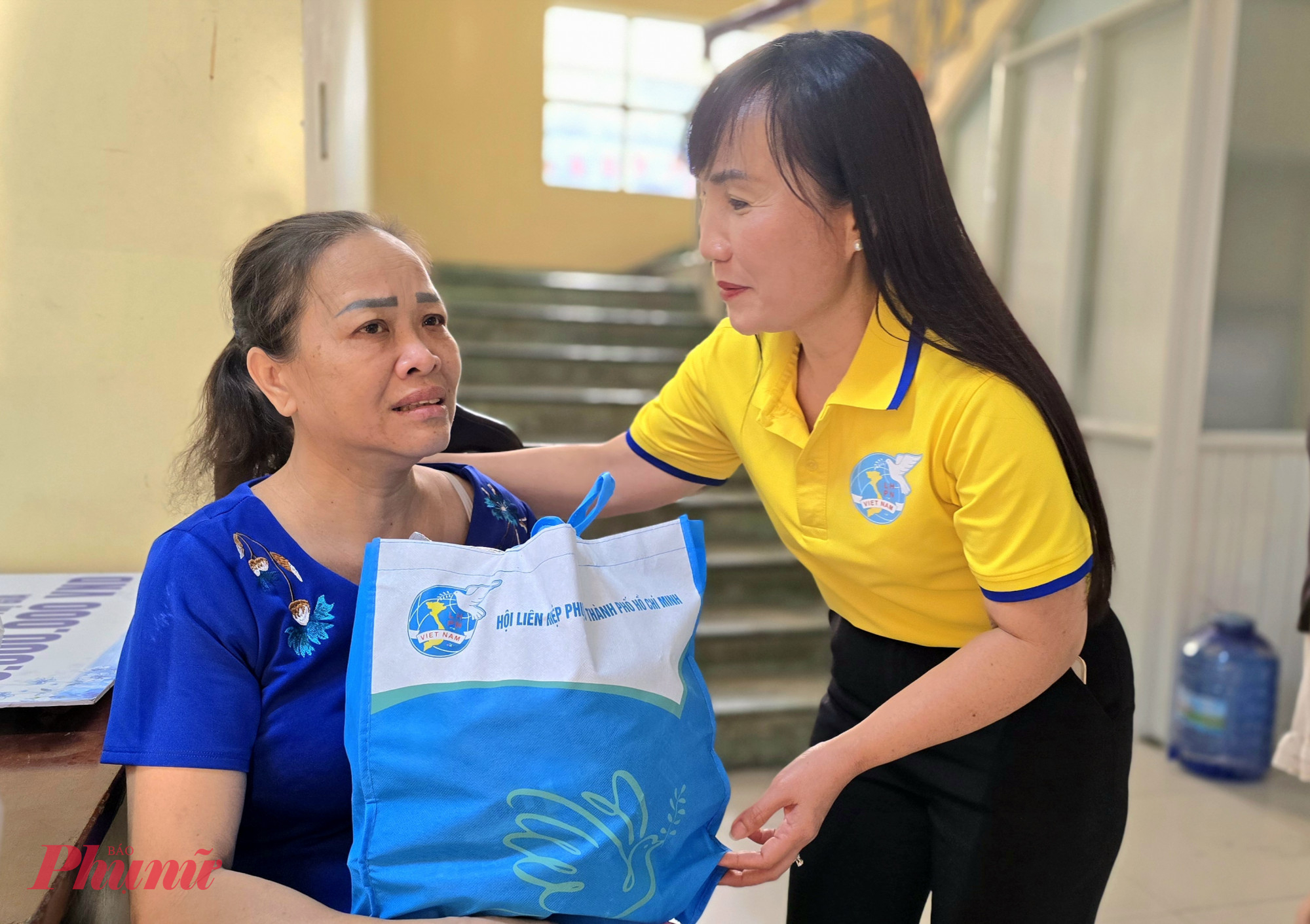 Bà Trịnh Thị Thanh tặng quà phụ nữ khuyết tật tại phường Hiệp Bình 