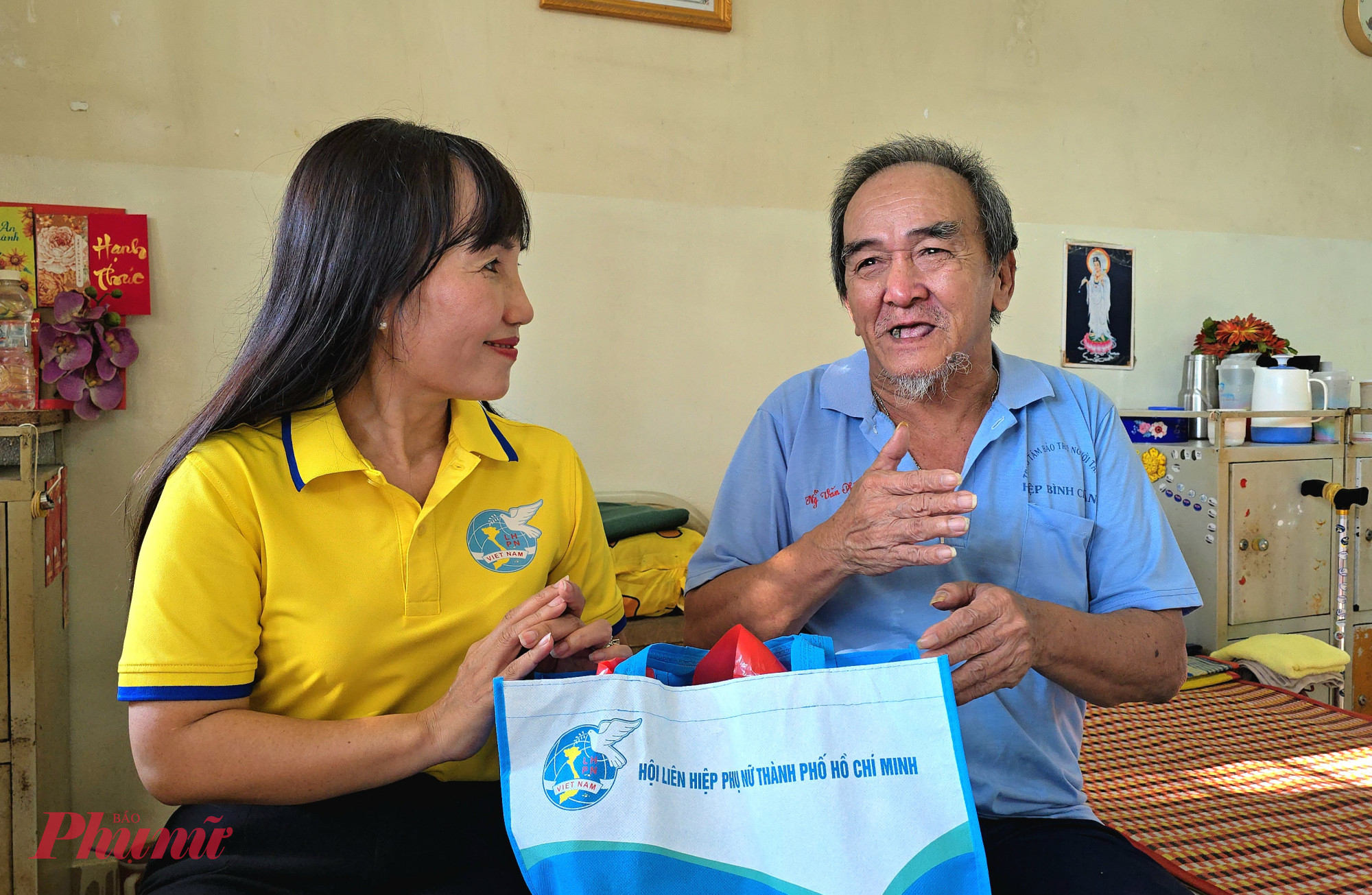 Bà Trịnh Thị Thanh - Phó Chủ tịch thường trực Hội LHPN TPHCM- tặng quà đến người già, khuyết tật tại Trung tâm 