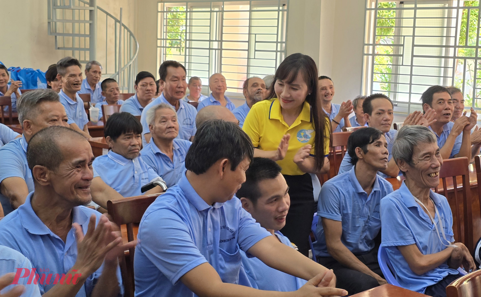 Bà Trịnh Thị Thanh- Phó chủ tịch thường trực Hội LHPN TPHCM - gặp gỡ và tặng quà cho người khuyết tật tại Trung tâm bảo trợ người tàn tật tại Trung tâm 