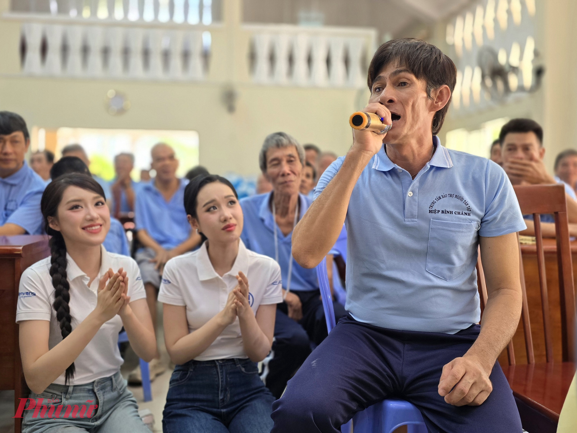 Các hoa hậu thế giới Việt Nam gặp gỡ, hát giao lưu cùng với người khuyết tật tại Trung tâm 