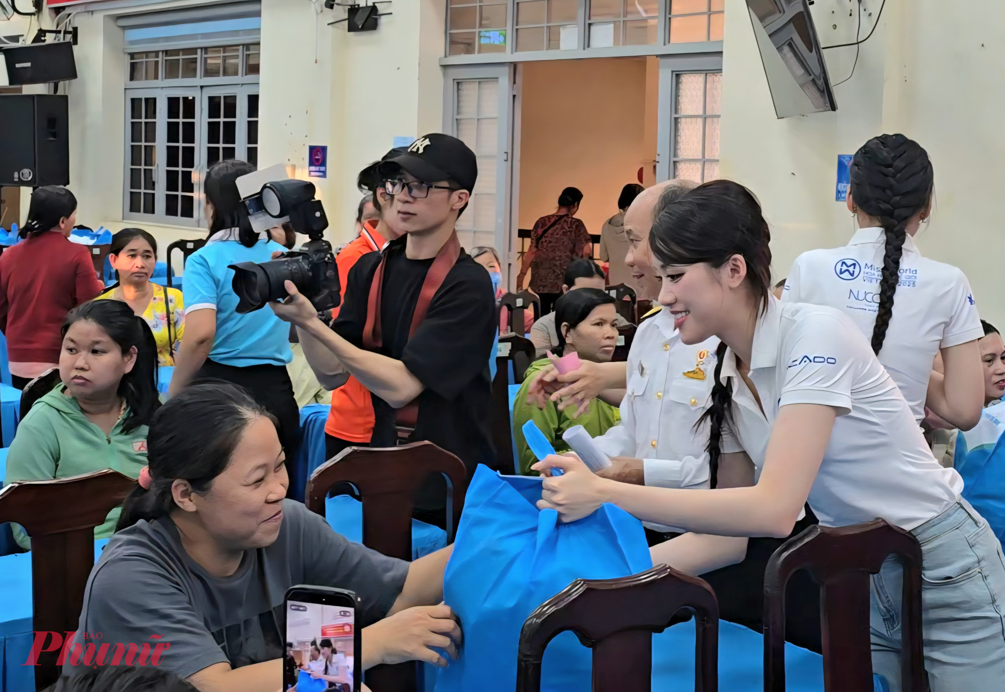 các bài hoa hậu tặng quà đến phụ nữ khuyết tật tại phường Hiệp Bình 