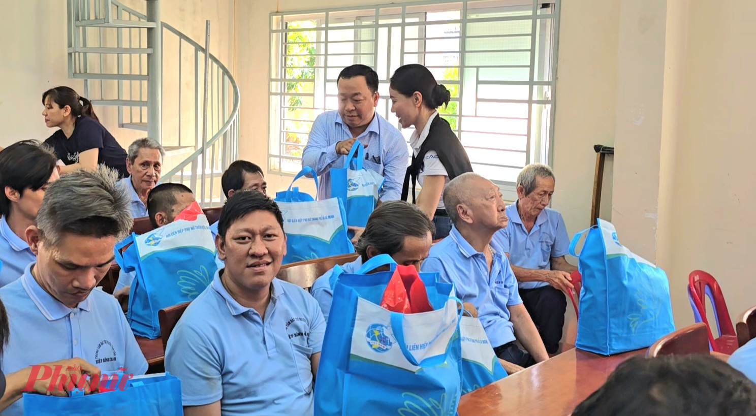 Đại diện Công ty Sen Vàng bà .... và lãnh đạo Trung tâm gửi tặng các phần người khuyết tật tật tại Trung tâm 