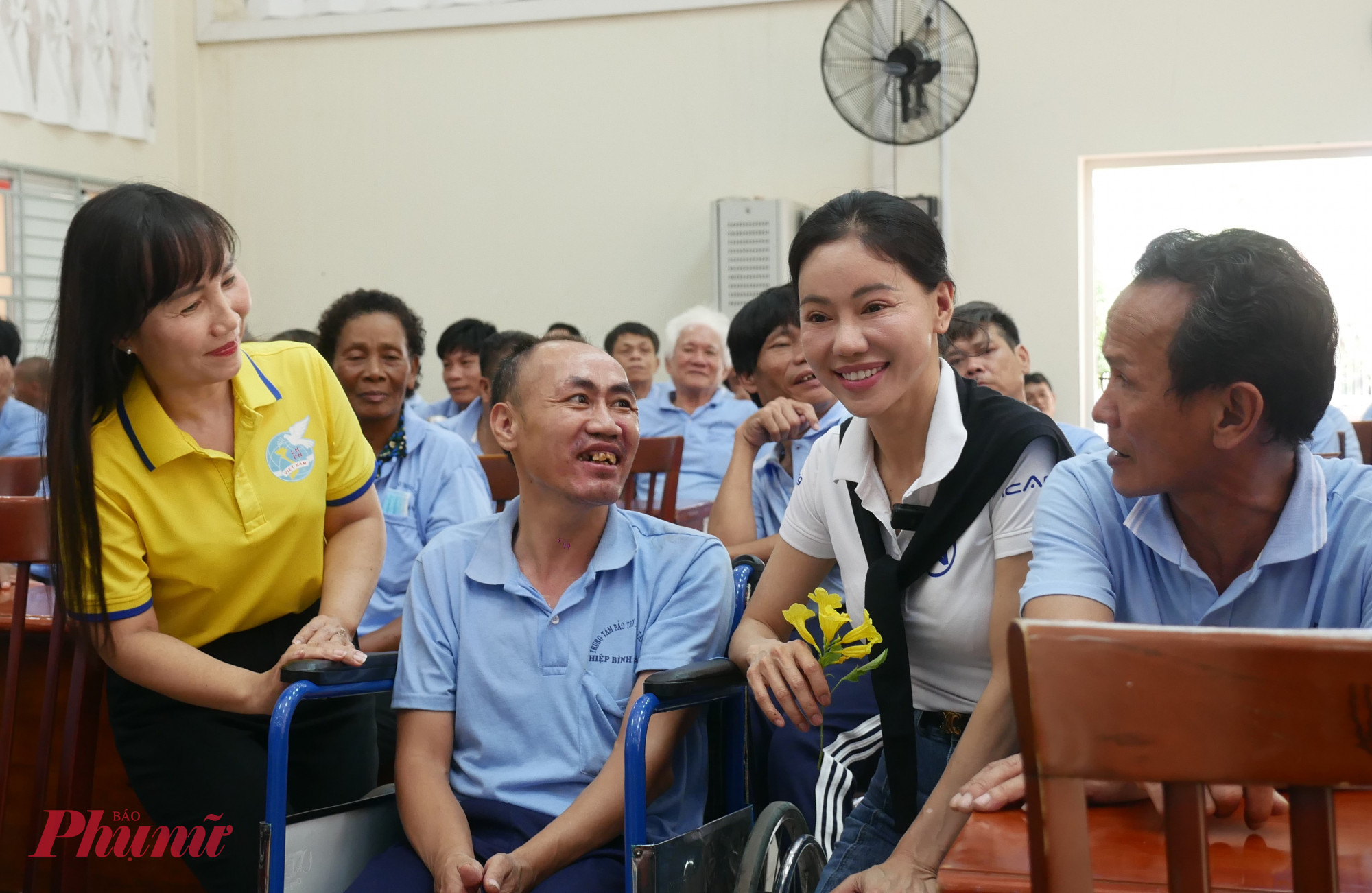 Lãnh đạo hội LHPN TPHCM và đại diện Công ty Sen Vàng thăm hỏi, trò chuyện cùng người khuyết tật đang được bảo trợ tại Trung tâm 