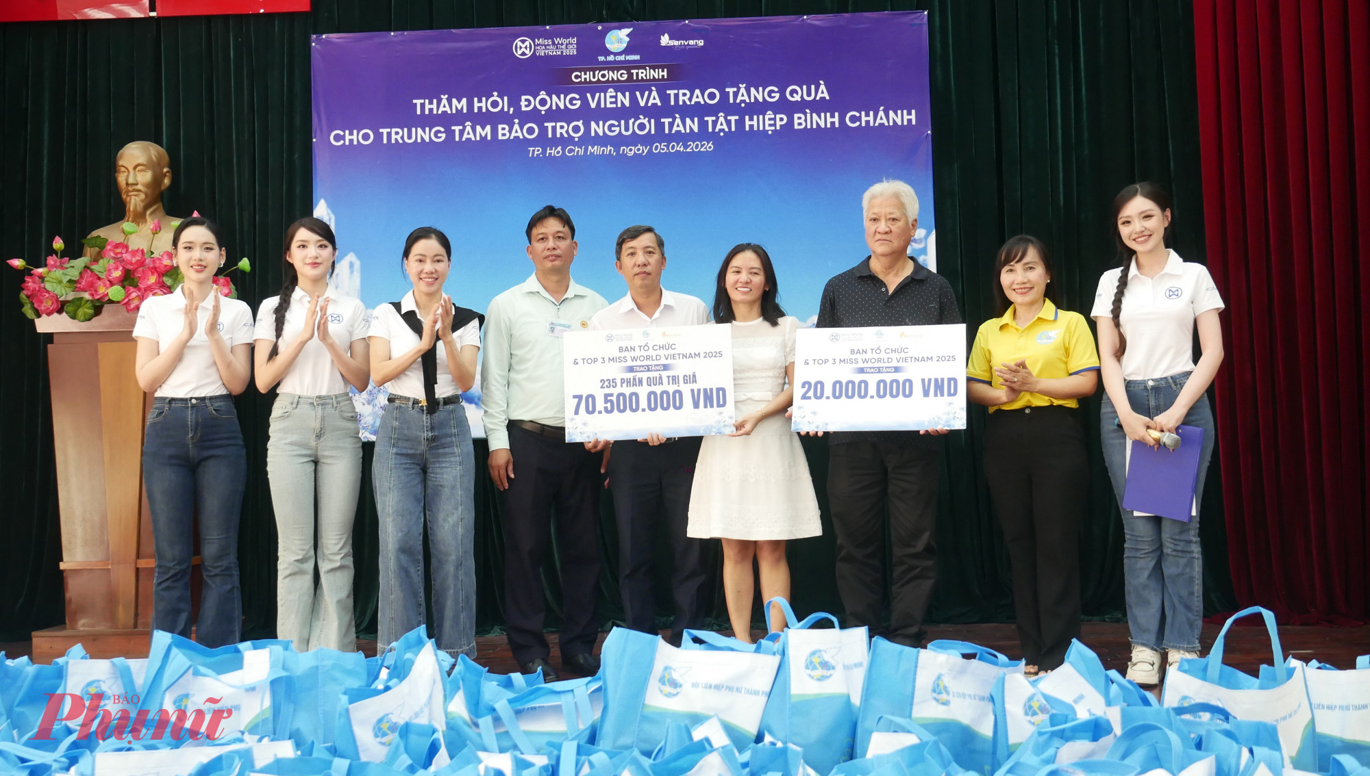 Hội LHPN TPHCM và Công ty Sen Vàng tran bảng tượng trưng 