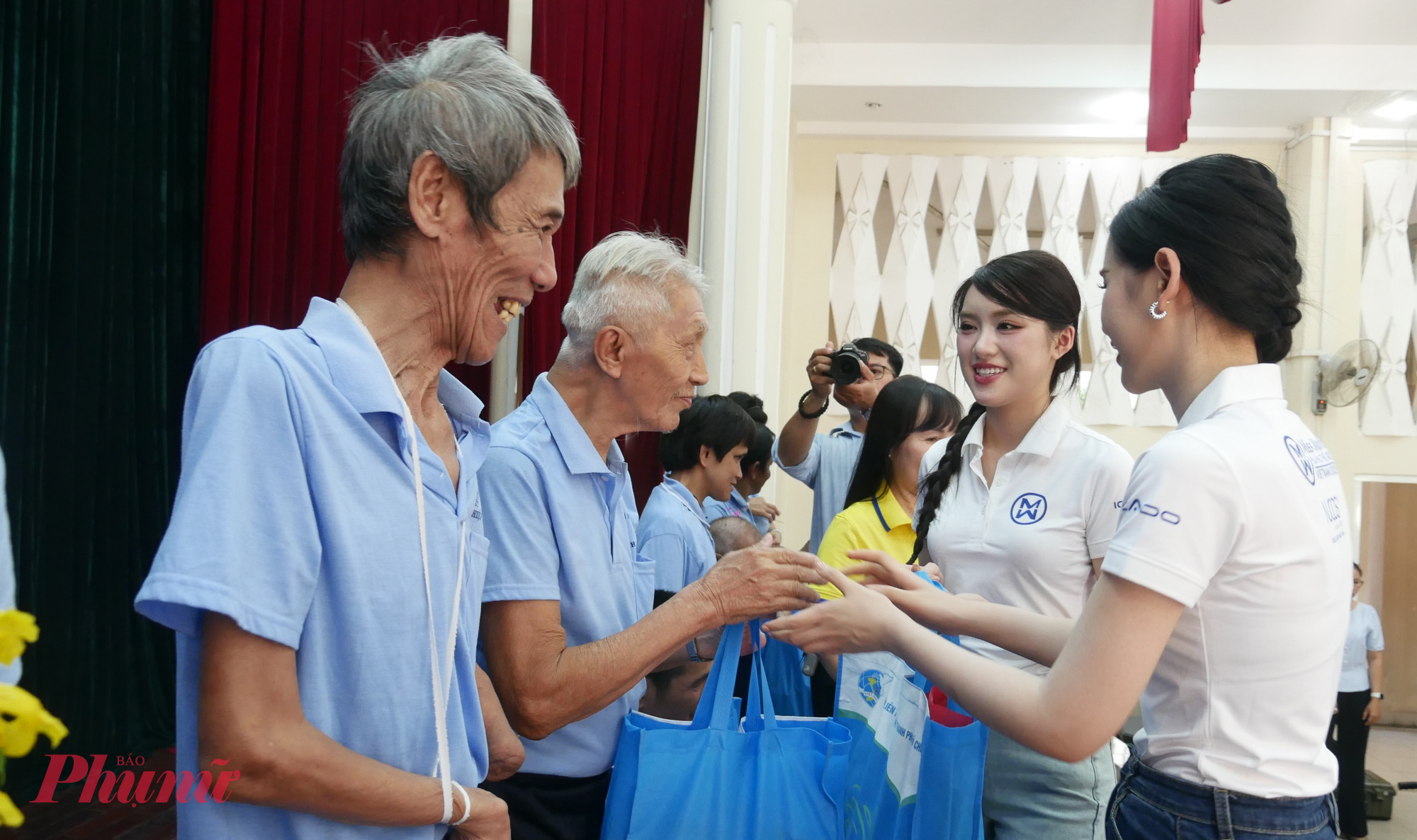 Các hoa hậu tặng quà đến người khuyết tật tại Trung tâm 