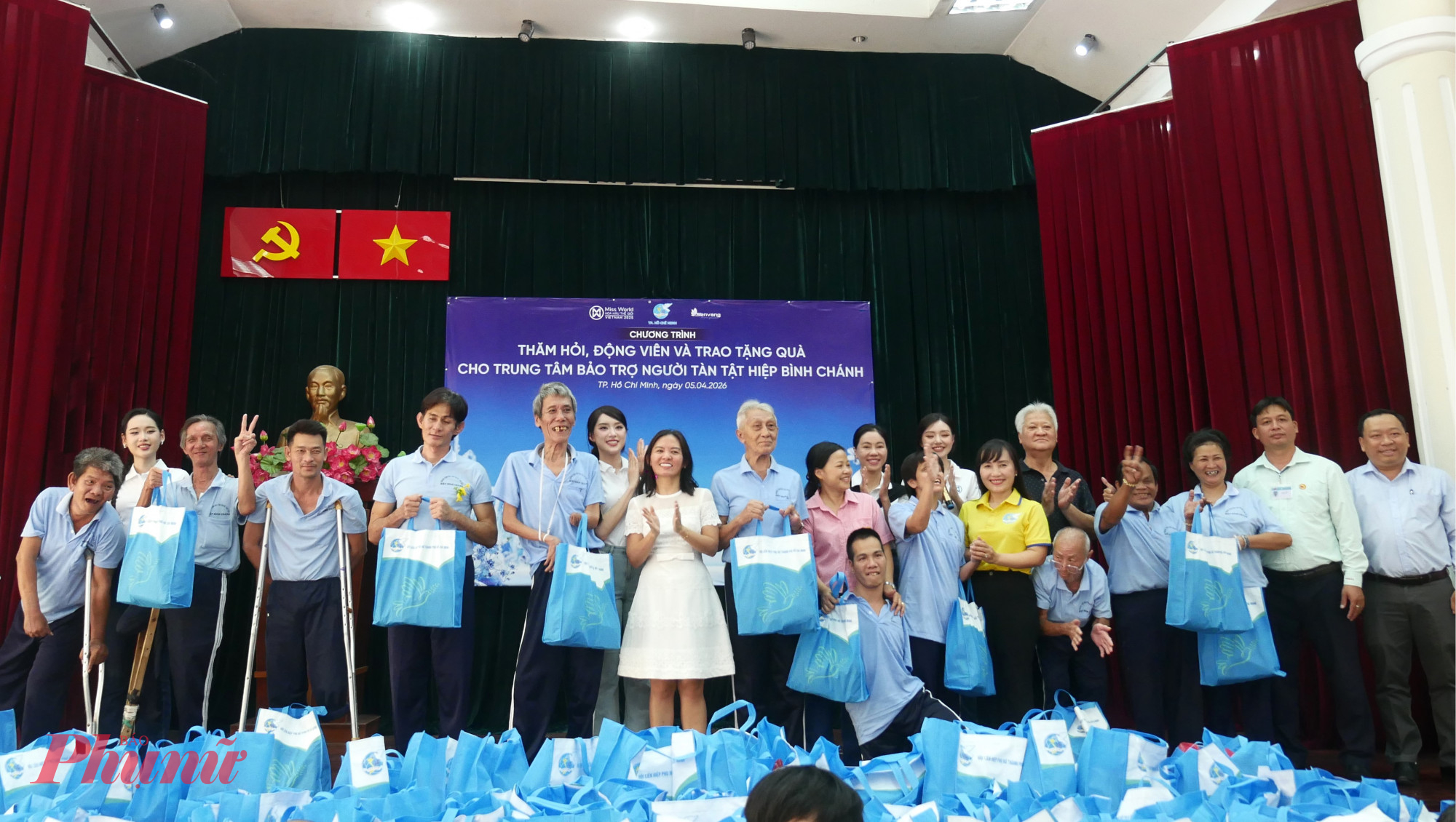 Hội LHPN TPHCM và các đơn vị đồng hành và Hoa hậu tặng quà đến người khuyết tật tại Trung tâm