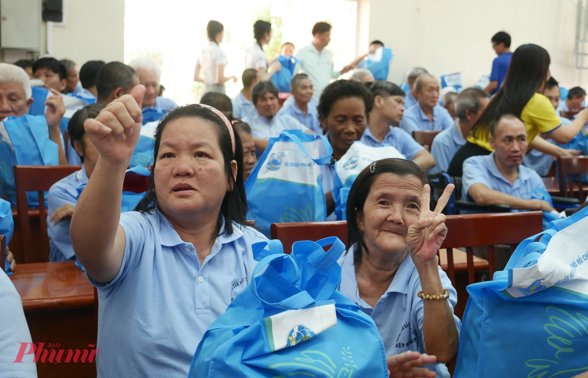 Niềm vui cảu người khuyết tật được nhận quà tại chương trình 