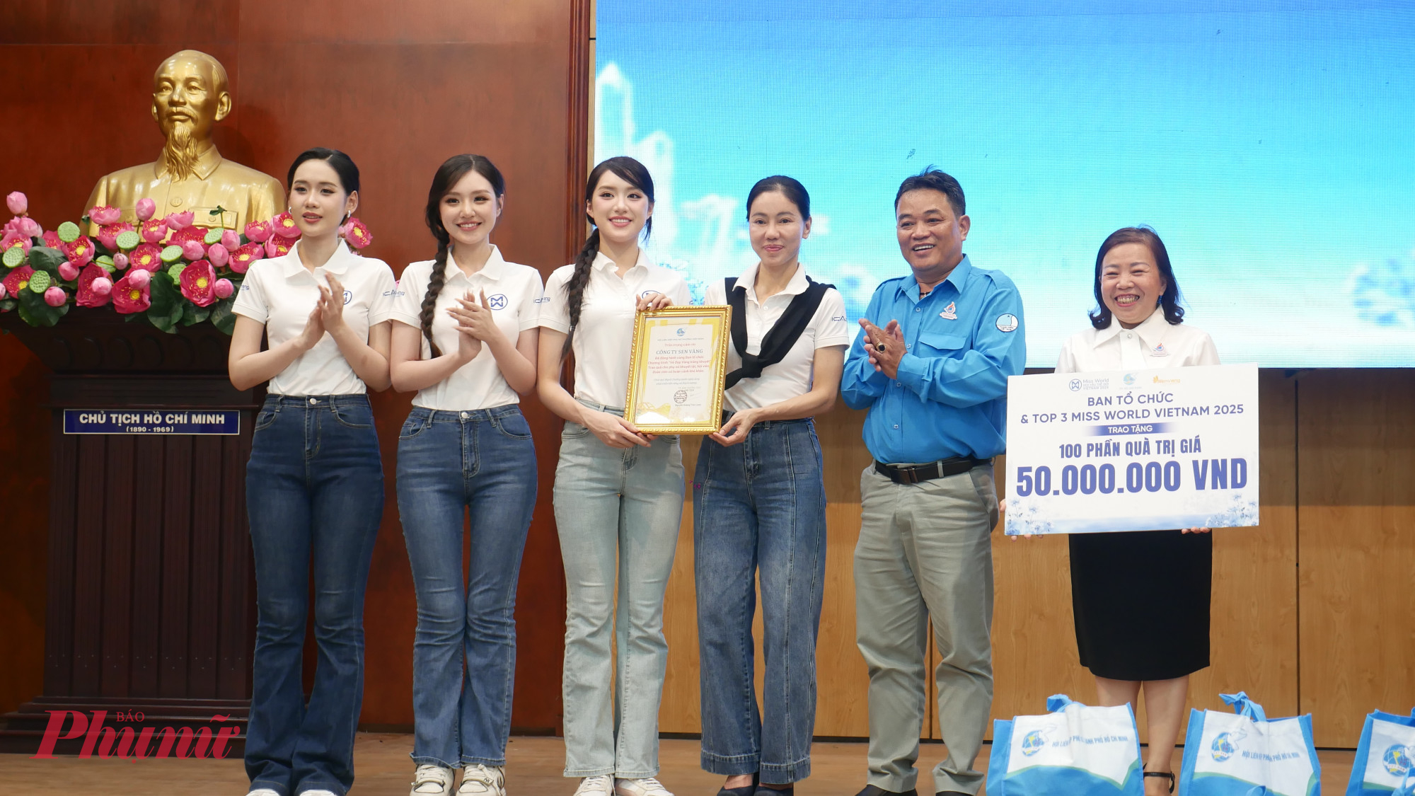 Hội LHPN TPHCM và Công ty Sen Vàng tran bảng tượng trưng trao tặng các phần quà và kinh phí chăm lo đến