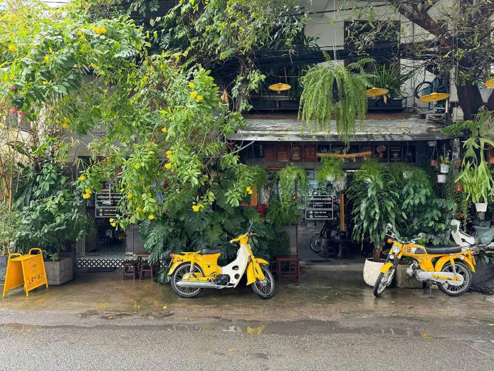 Hẻm 12, Nguyễn Thị Minh Khai, phường Sài Gòn là cánh cổng dẫn vào thế giới bí ẩn của cây xanh, khoảng sân vắng, quán ăn nhỏ và những góc check-in tách biệt khỏi các con đường nhộn nhịp. Điều thú vị nhất trong hẻm 12 là khi bạn càng đi sâu vào trong, đầy ắp niềm vui bình dị cho buổi sáng cuối tuần thật đầy đủ: tản bộ, mua sắm, nhìn ngắm, cà phê, ăn uống…