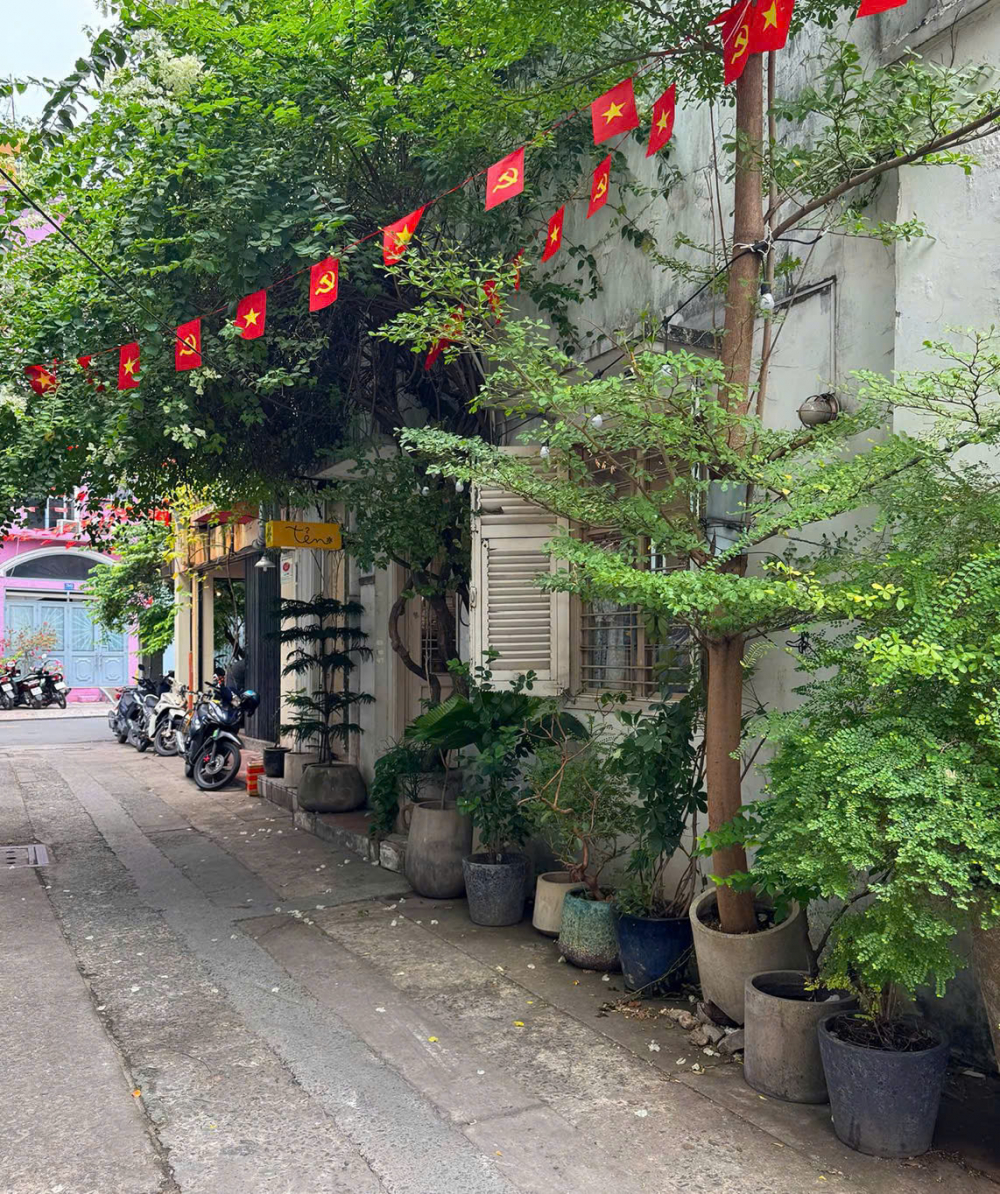 Trong những ngày cuối tuần, nếu muốn tìm kiếm cảm giác thư giãn, thú vui tản bộ dưới những tán cây xinh xắn, lê la qua hết hàng quán này đến cửa hàng kia thì những con hẻm nhỏ ở tiểu khu Tân Định sẽ không làm bạn thất vọng. Những đường nét cổ điển còn đó, nhưng không hề chất chứa nỗi u hoài mà trái lại, như đang cất giữ năng lượng của một sức sống bừng sáng. Thay vì các cửa hàng sáng loáng đầy chất công nghệ, những bạn trẻ ở đây đi ngược xu hướng, họ dựng nên vô số vẻ đẹp mộc mạc, đầy chất thủ công tinh tế. Vì vậy, cư xá cũ kỹ vẫn giữ được sự nhất quán trên mỗi con đường nhỏ.