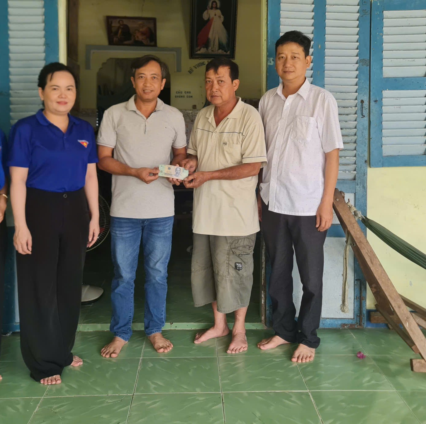 Đại diện Báo Phụ Nữ TPHCM và đại diện phường Vị Tân, trao 19,2 triệu đồng hỗ trợ gia đình anh Phan Văn Chiển... Ảnh: CTV