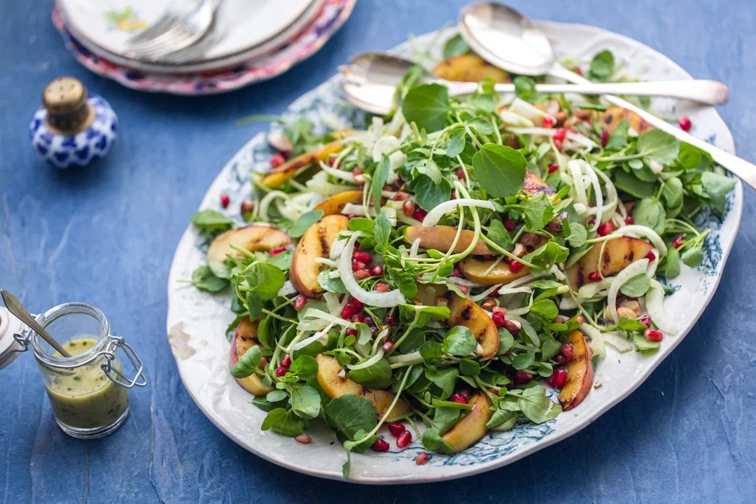 Món salad cải xoong, đào muối, thì là với lựu và hạnh nhân - Ảnh: Watercress.co.uk