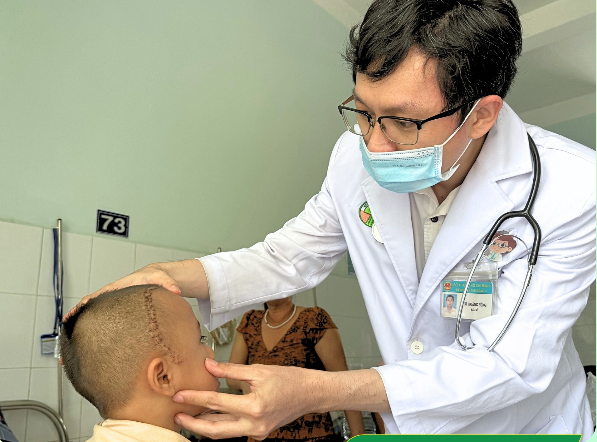 Bác sĩ Bệnh viện Nhi đồng 2 thăm khám lại cho bệnh nhi sau phẫu thuật, ảnh BV