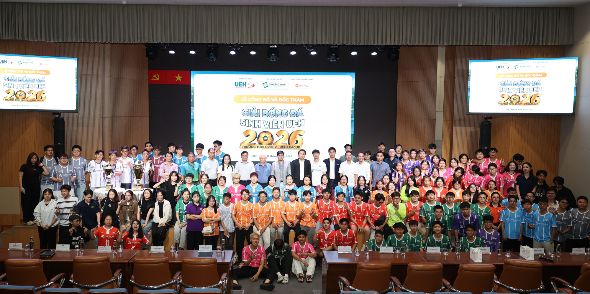 Đại học Kinh tế TPHCM công bố và tổ chức bốc thăm Giải bóng đá sinh viên “Trường Tươi Group - UEH League 2026” - Ảnh: UEH