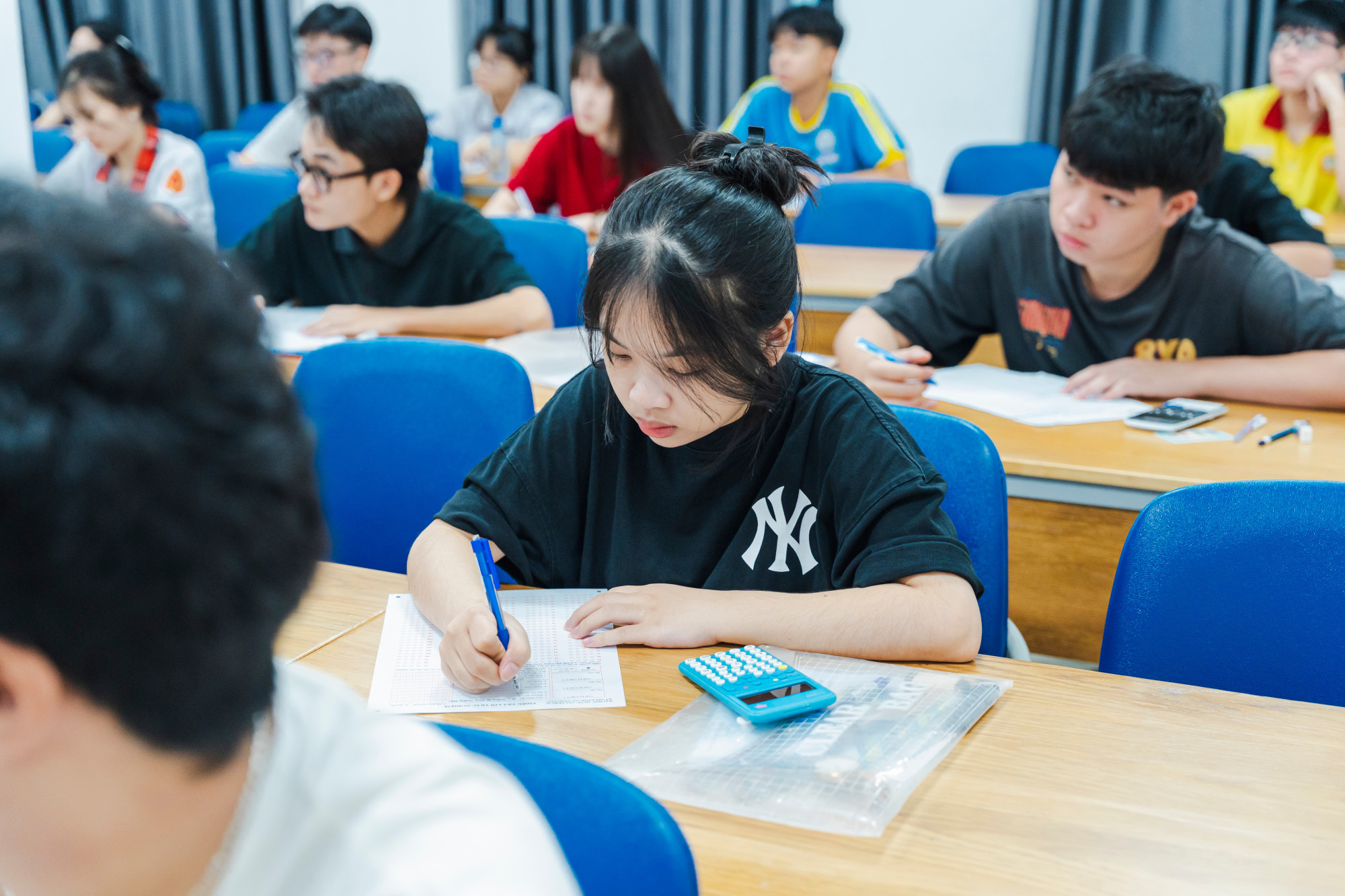 Thí sinh tham dự kỳ thi đánh giá năng lực của Đại học Quốc gia TPHCM đợt 1 tại Trường đại học Công Thương TPHCM - Ảnh: N.L