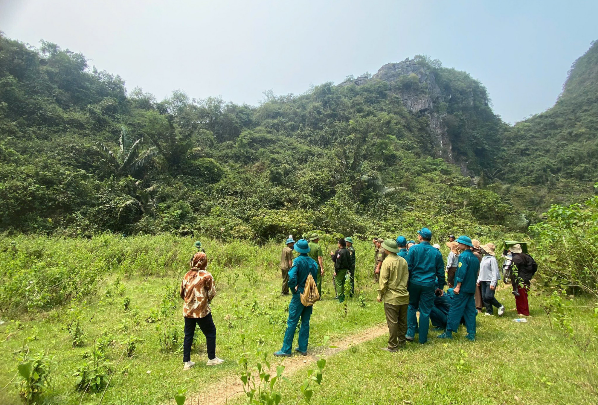 Các lực lượng chức năng cùng người dân lên núi tìm kiếm ông Dương - Ảnh: Khánh Trung