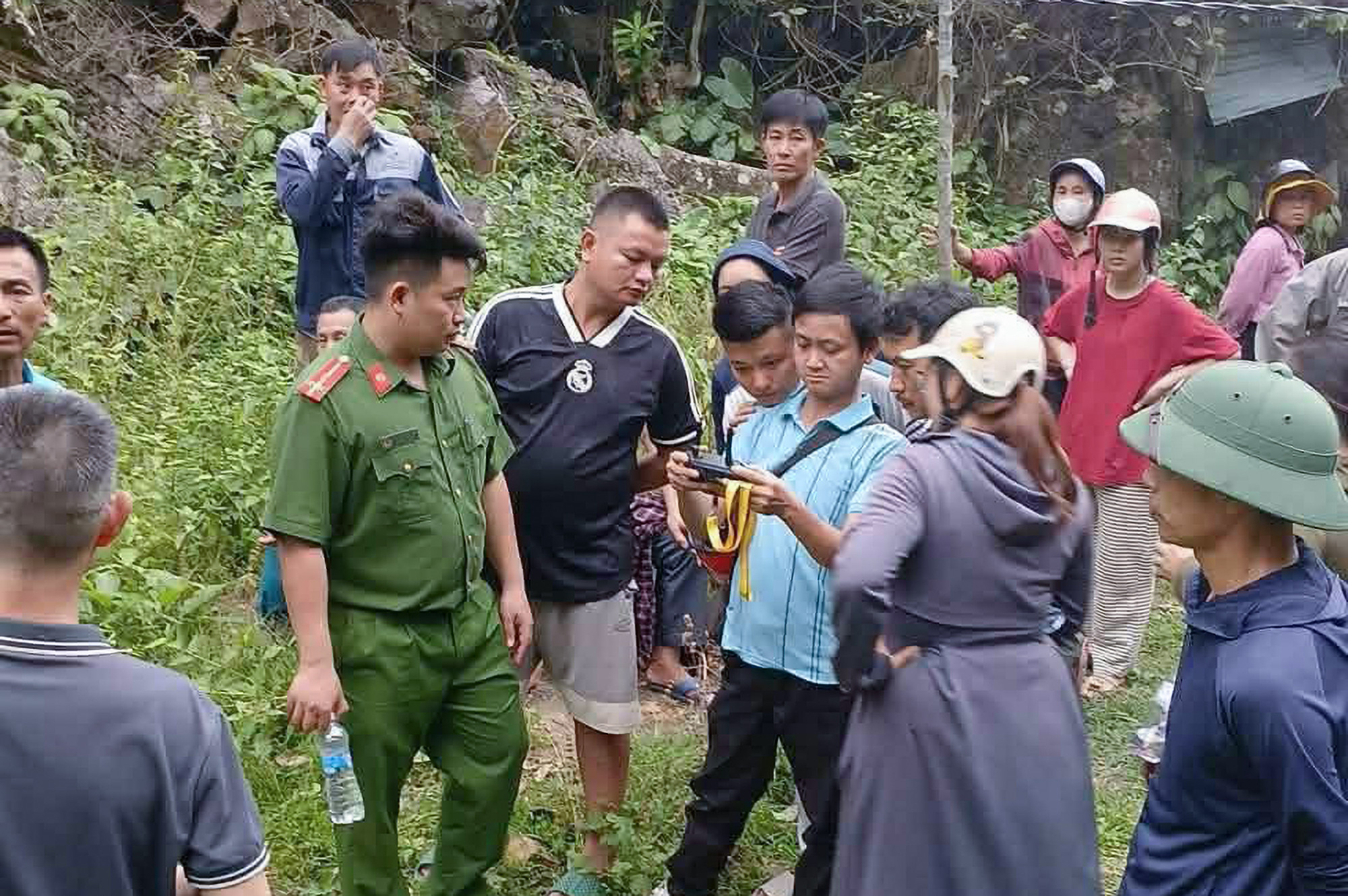 Sử dụng flycam bay lên núi dò tìm tung tích nạn nhân - Ảnh: Khánh Trung