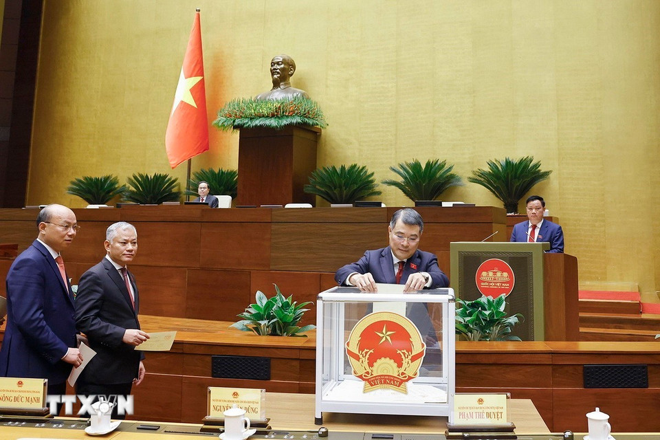 Đại biểu Quốc hội bỏ phiếu bầu Chủ tịch Quốc hội khoá XVI - Ảnh: TTXVN