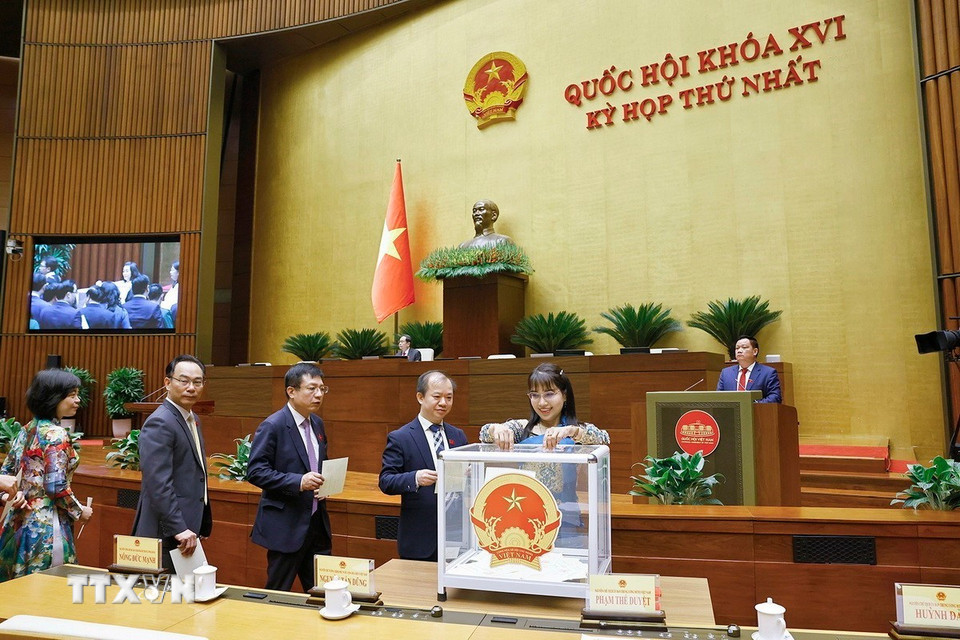 Đại biểu Quốc hội bỏ phiếu bầu Chủ tịch Quốc hội khoá XVI - Ảnh: TTXVN