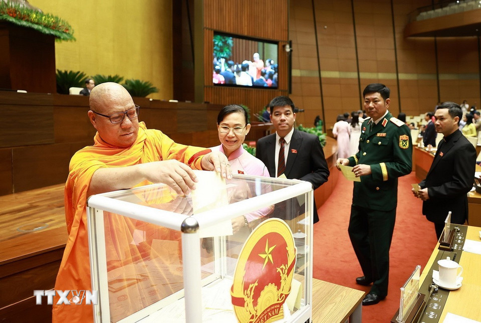 Đại biểu Quốc hội bỏ phiếu bầu Chủ tịch Quốc hội khoá XVI - Ảnh: TTXVN