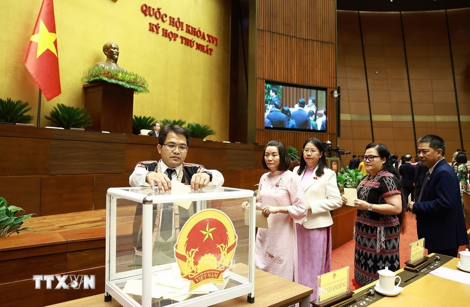 Đại biểu Quốc hội bỏ phiếu bầu Chủ tịch Quốc hội khoá XVI - Ảnh: TTXVN