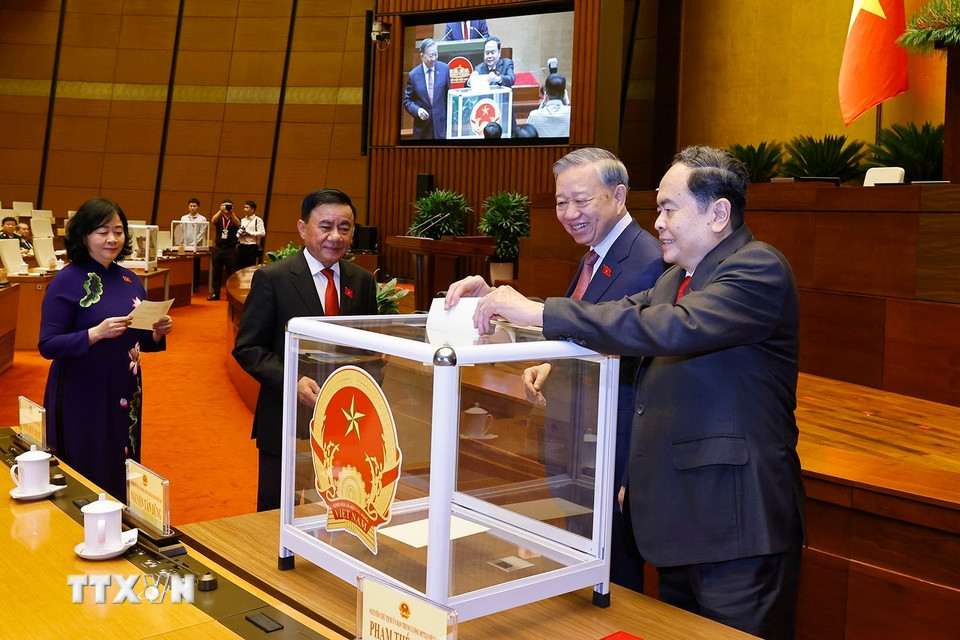 Tổng Bí thư Tô Lâm và đại biểu Quốc hội tiến hành bỏ phiếu bầu Chủ tịch Quốc hội khóa XVI