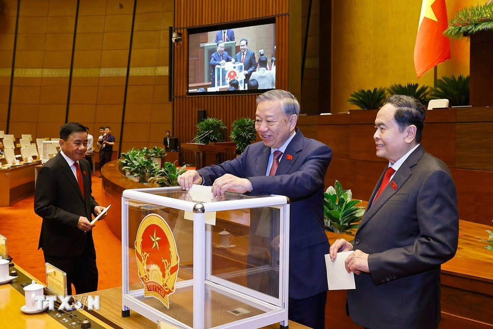 Tổng Bí thư Tô Lâm và đại biểu Quốc hội tiến hành bỏ phiếu bầu Chủ tịch Quốc hội khóa XVI