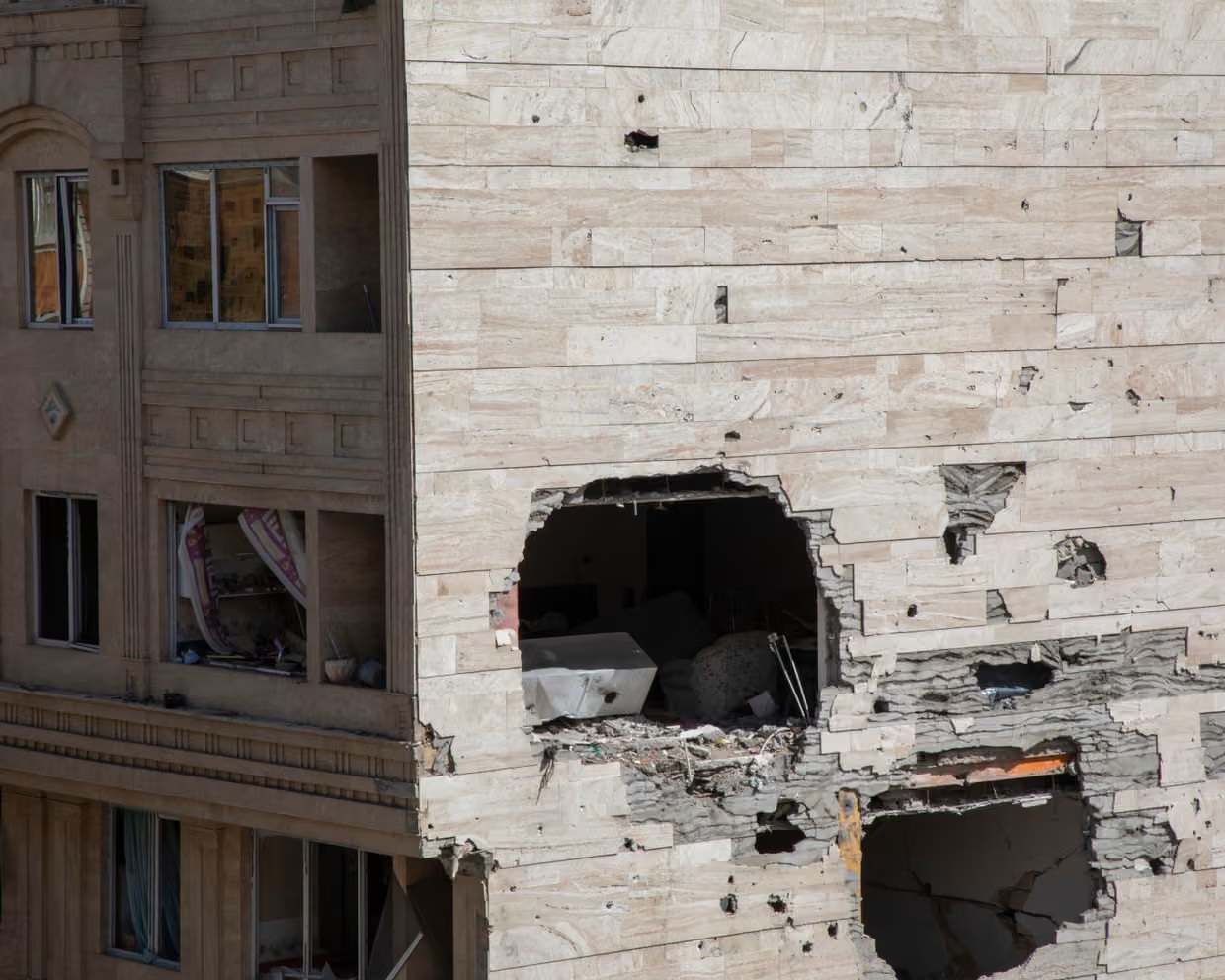 Một tòa nhà bị phá hủy trong cuộc tấn công phối hợp giữa Mỹ và Israel ở Tehran, Iran - Ảnh: Majid Saeedi/Getty Images