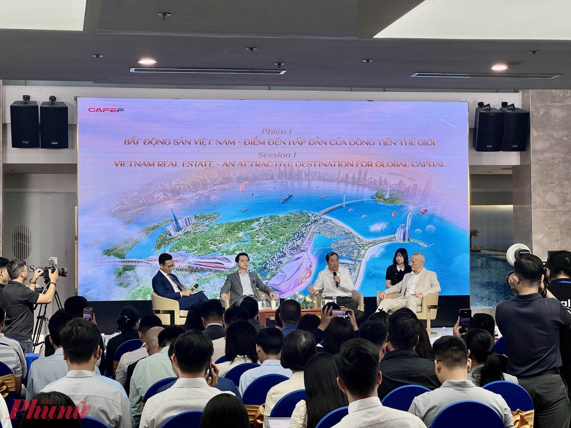 Sáng 6/4, Kênh thông tin tài chính – kinh tế CafeF tổ chức tọa đàm với chủ đề “Dòng vốn ngoại đổ bộ – Cơ hội bất động sản Việt Nam”, quy tụ nhiều chuyên gia và nhà quản lý trong lĩnh vực kinh tế, đầu tư và bất động sản. 