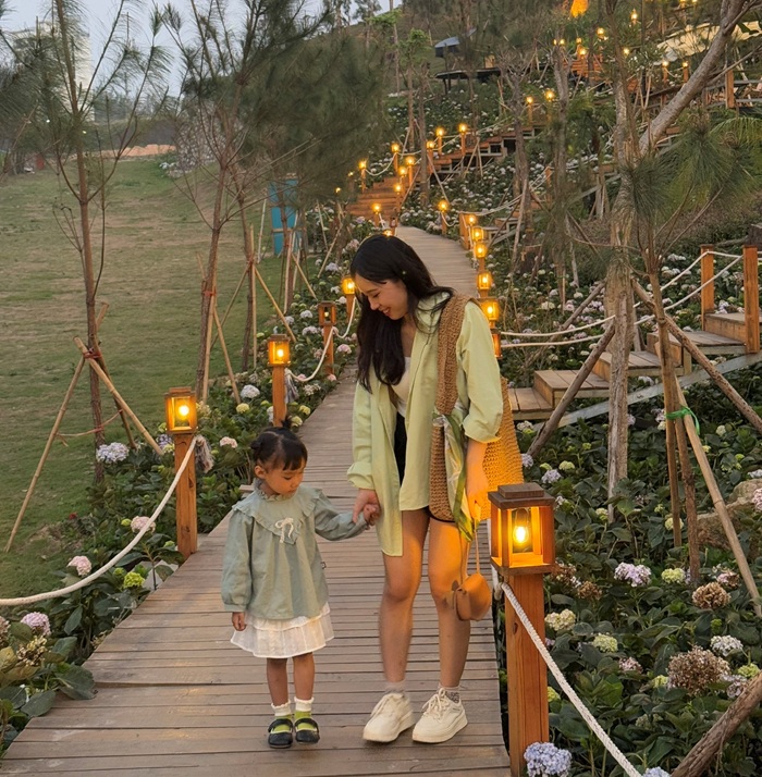 Gia đình trẻ chọn vi vu ở những nơi mang nhiều màu sắc bản địa - Ảnh: T.A