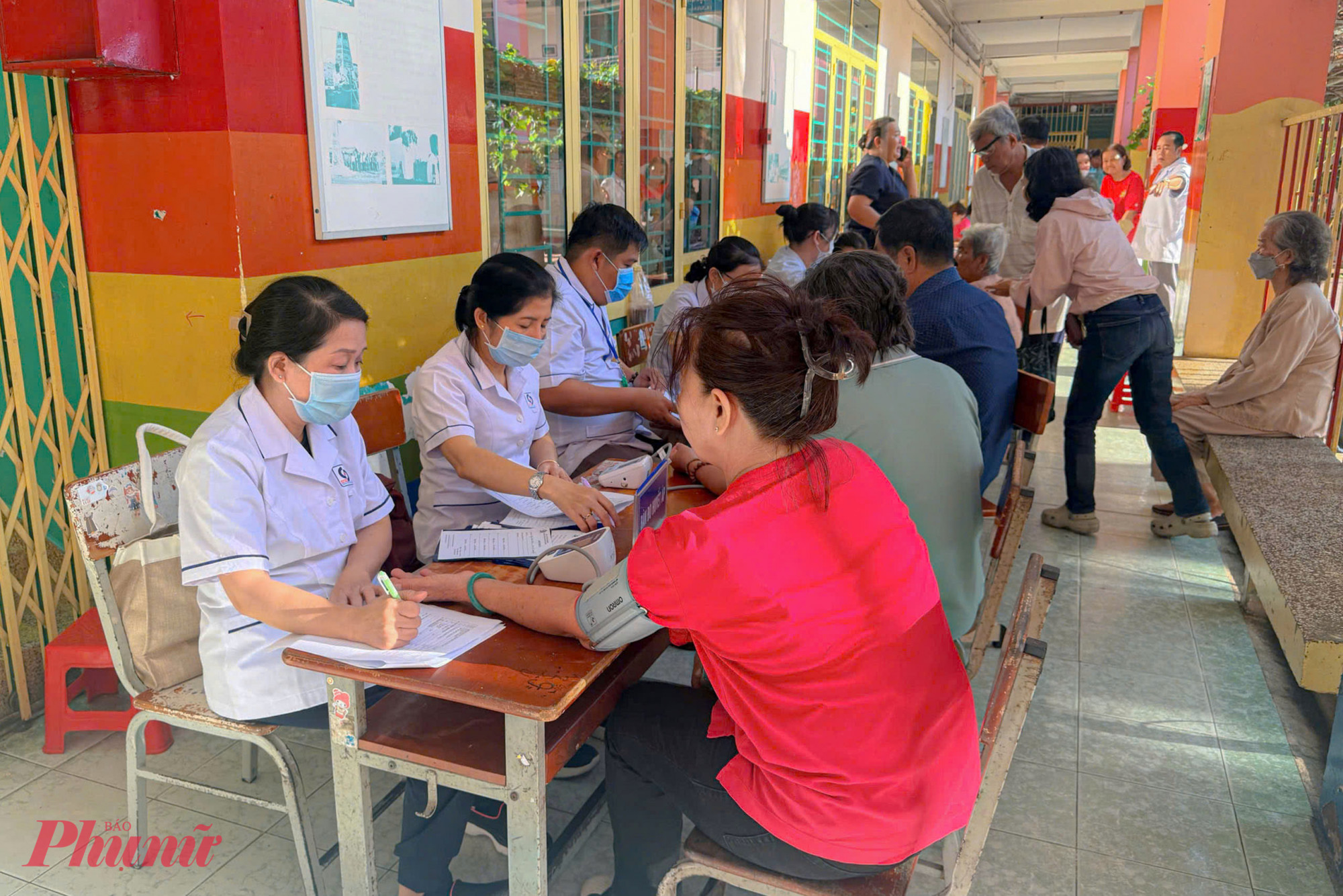 Y, bác sĩ Bệnh viện Nhân dân Gia Định thăm khám cho người dân tại địa bàn xã Bình Hưng