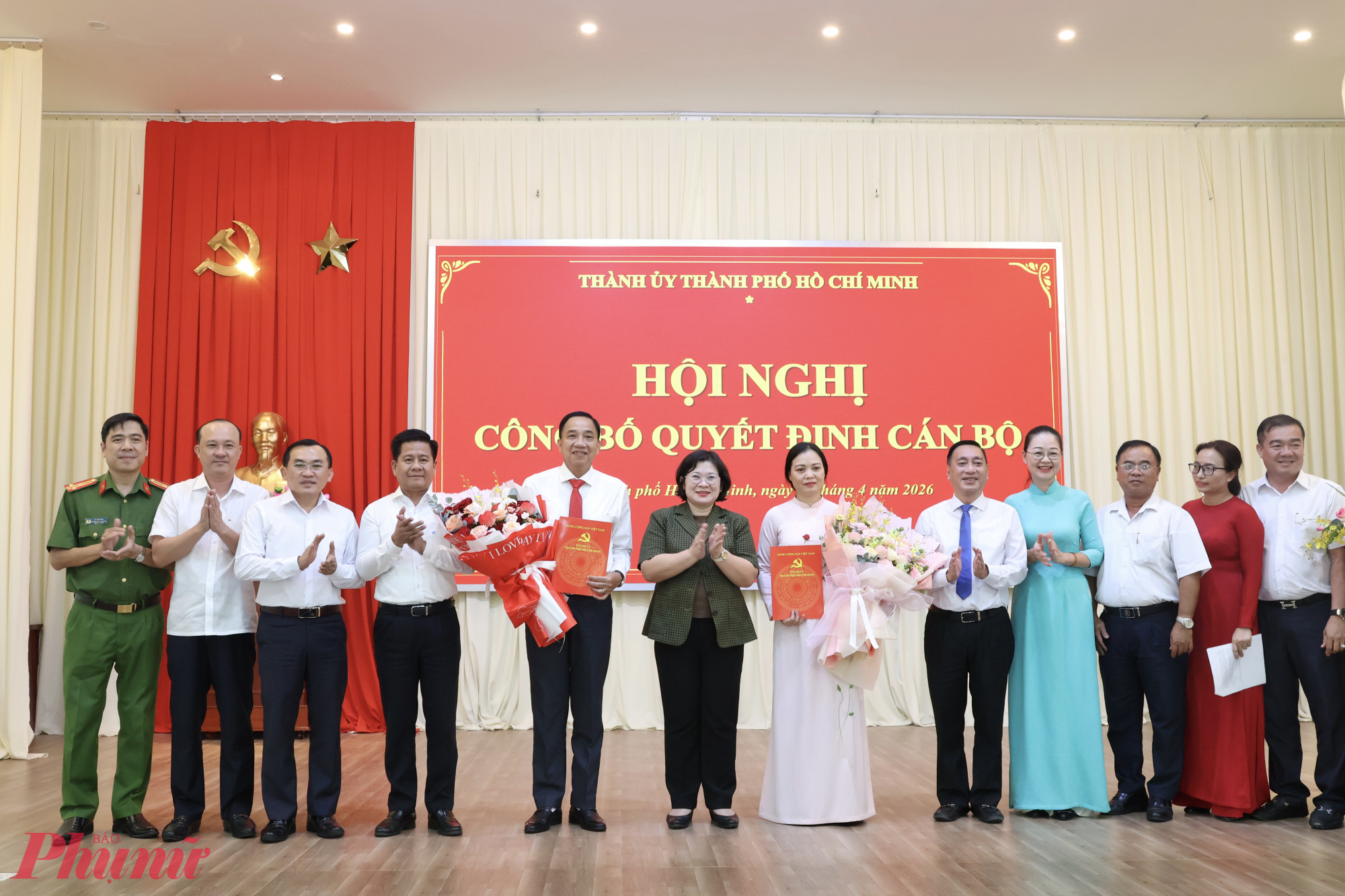 Lãnh đạo TPHCM, lãnh đạo địa phương chúc mừng 2 cán bộ được điều động, phân công nhiệm vụ mới - Ảnh: Thanh Tâm
