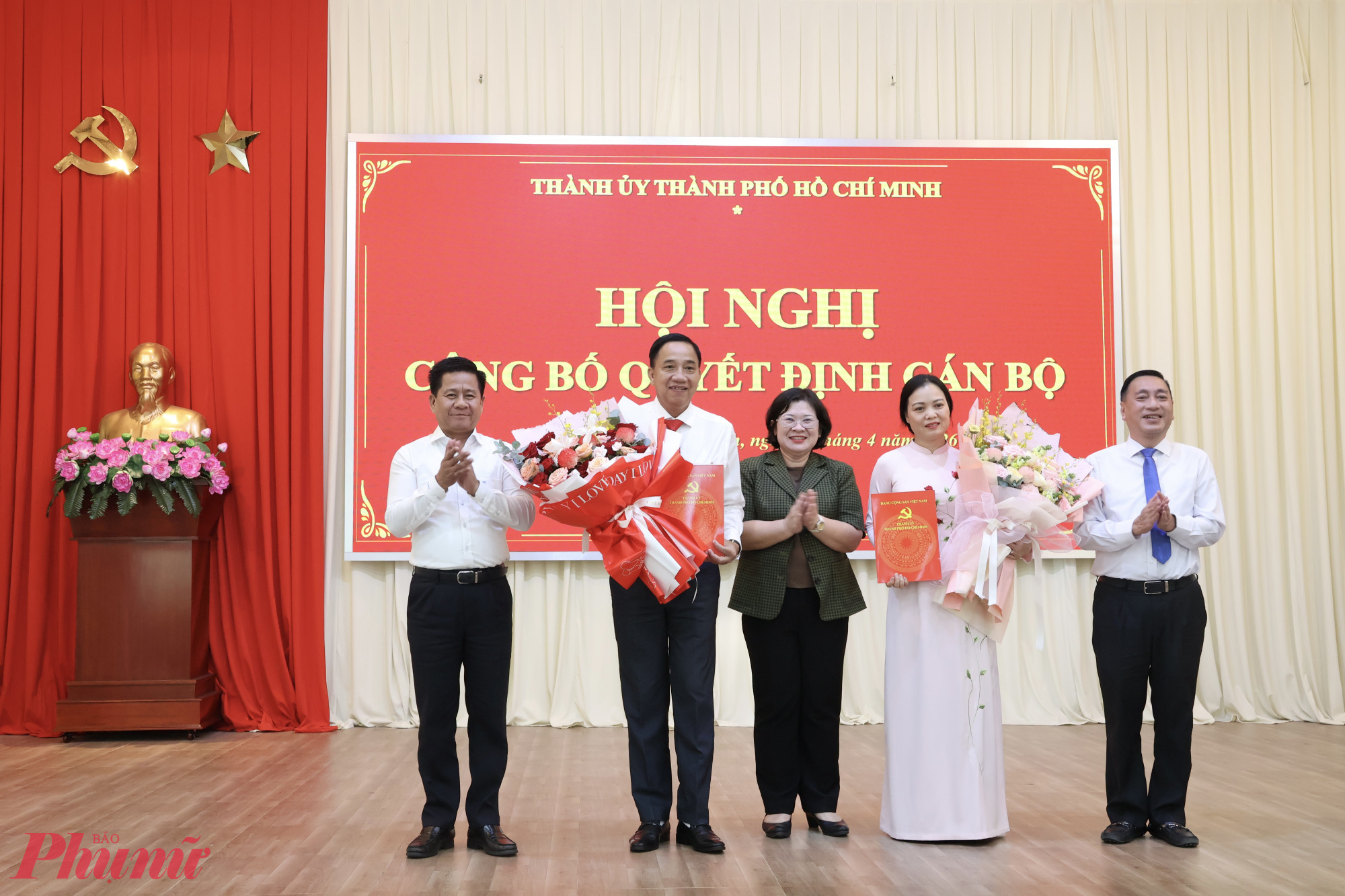 Phó Bí thư Thành ủy TPHCM Văn Thị Bạch Tuyết trao quyết định điều động, bổ nhiệm cán bộ tại phường Tân Thành, chiều 6/4 - Ảnh: Thanh Tâm