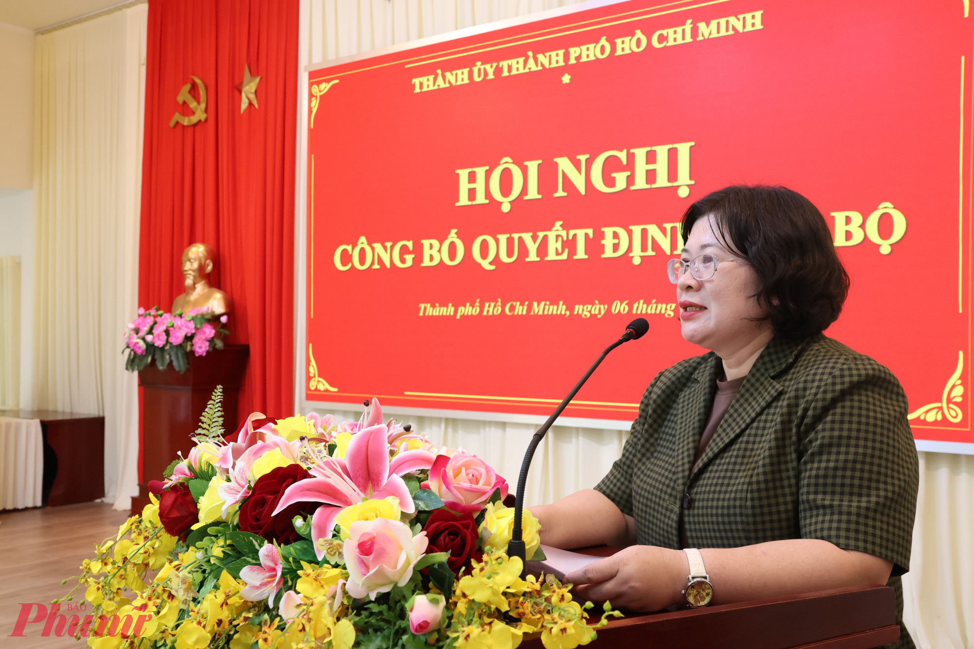 Bà Văn Thị Bạch Tuyết - Phó bí thư Thành ủy TPHCM chúc mừng 2 cán bộ được điều động, phân công nhiệm vụ mới - Ảnh: Thanh Tâm