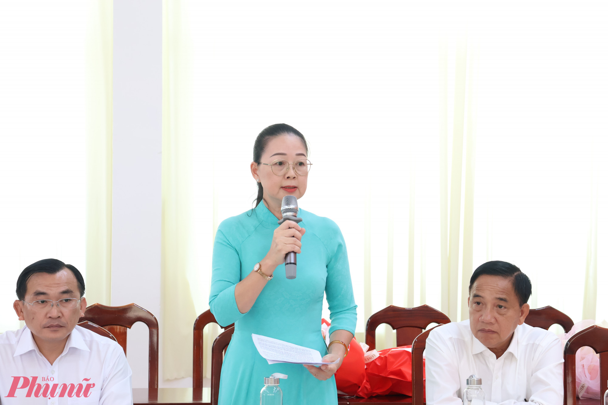 Bà Nguyễn Lý Thuỷ Tiên - Phó bí thư Thường trực Đảng uỷ phường Tân Thành báo cáo tại buổi làm việc - Ảnh: Thanh Tâm