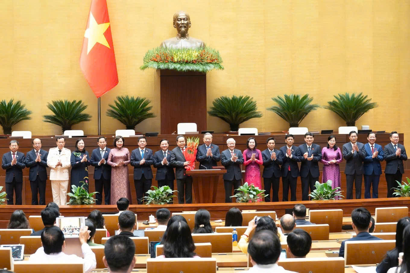 Lãnh đạo Đảng, Nhà nước tặng hoa chúc mừng các nhân sự vừa được Quốc hội bầu