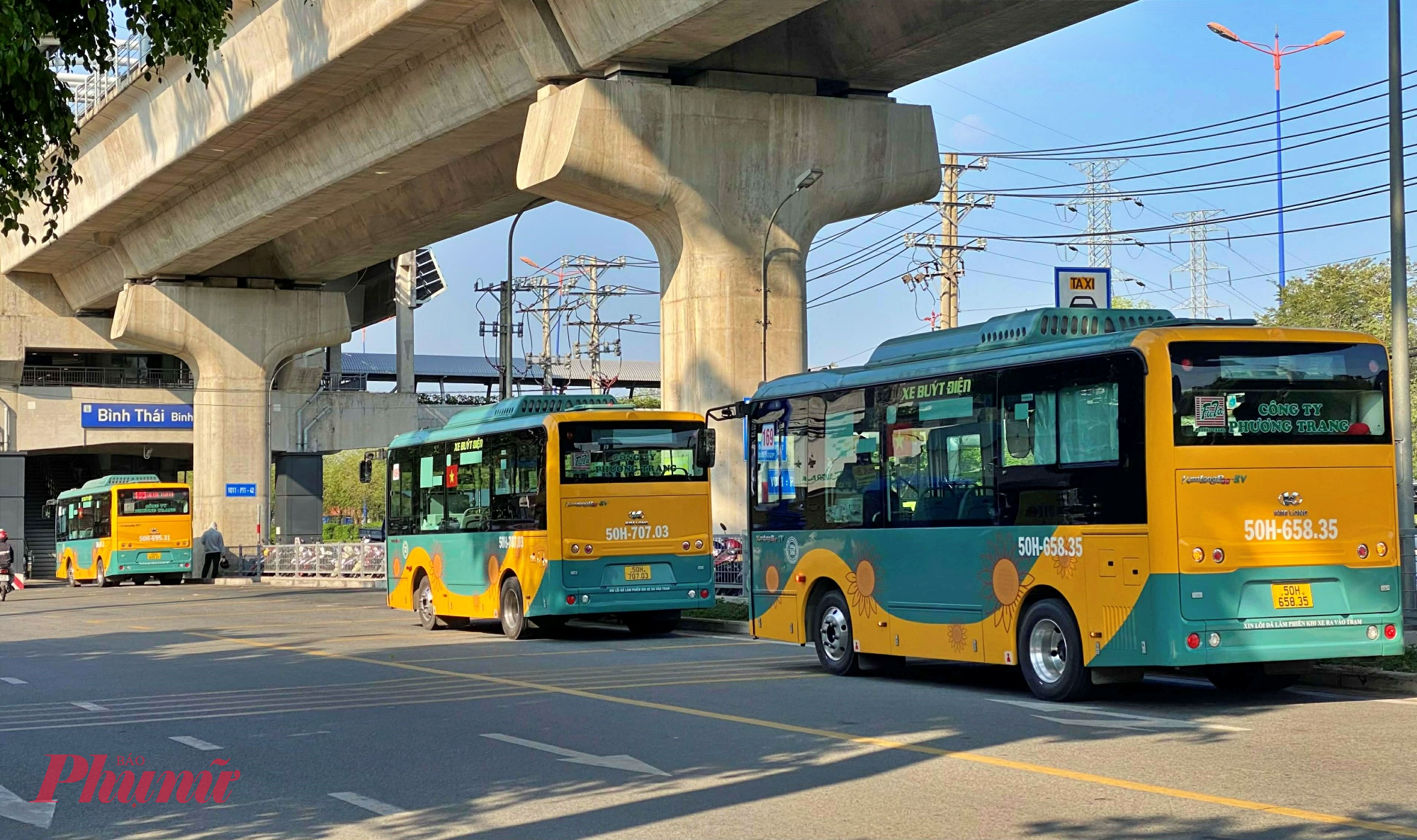 Xe buýt điện chờ khách tại ga metro số 1 - Ảnh: Nguyễn Văn