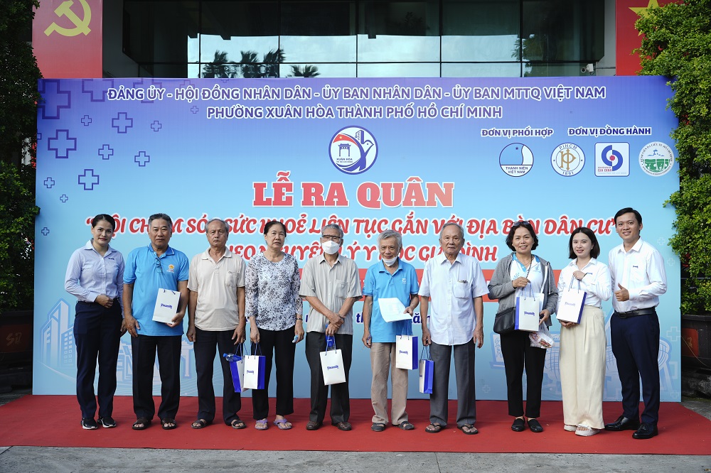 Hàng ngàn sản phẩm dinh dưỡng Vinamilk được trao tặng đến cộng đồng tại lễ ra quân “Đội chăm sóc sức khỏe liên tục gắn với địa bàn dân cư” - Ảnh: VN