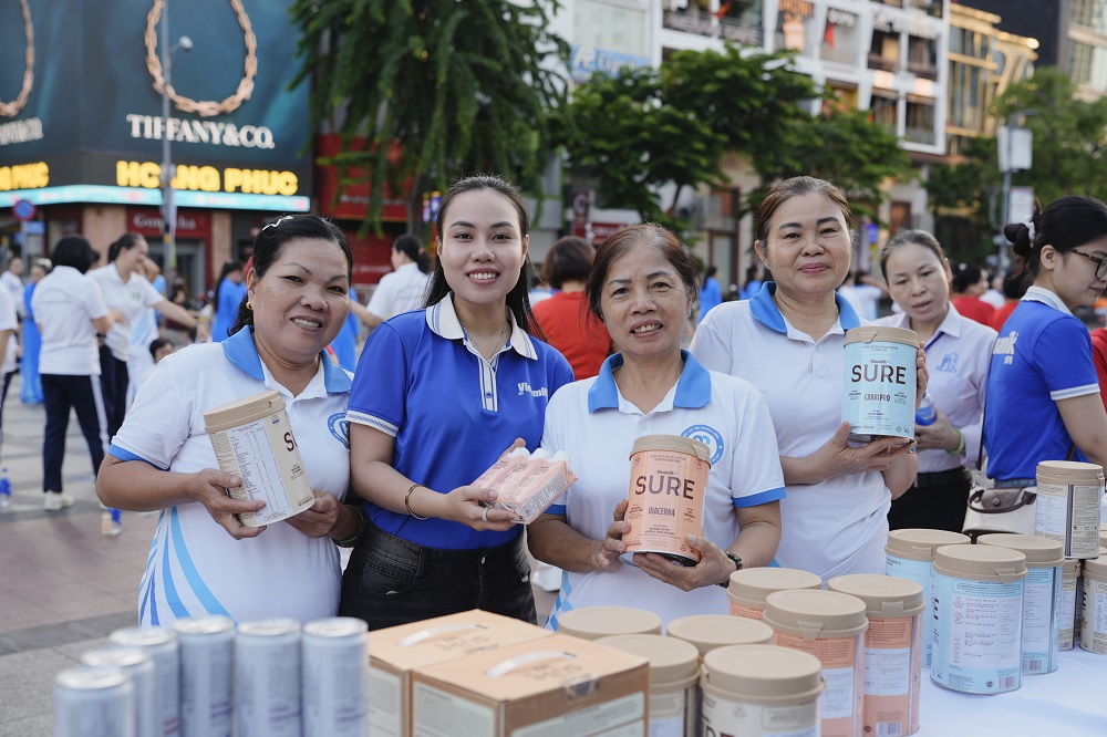 Các sản phẩm Vinamilk Sure thu hút sự quan tâm đặc biệt của nhóm khách hàng trung - cao tuổi - Ảnh: VN
