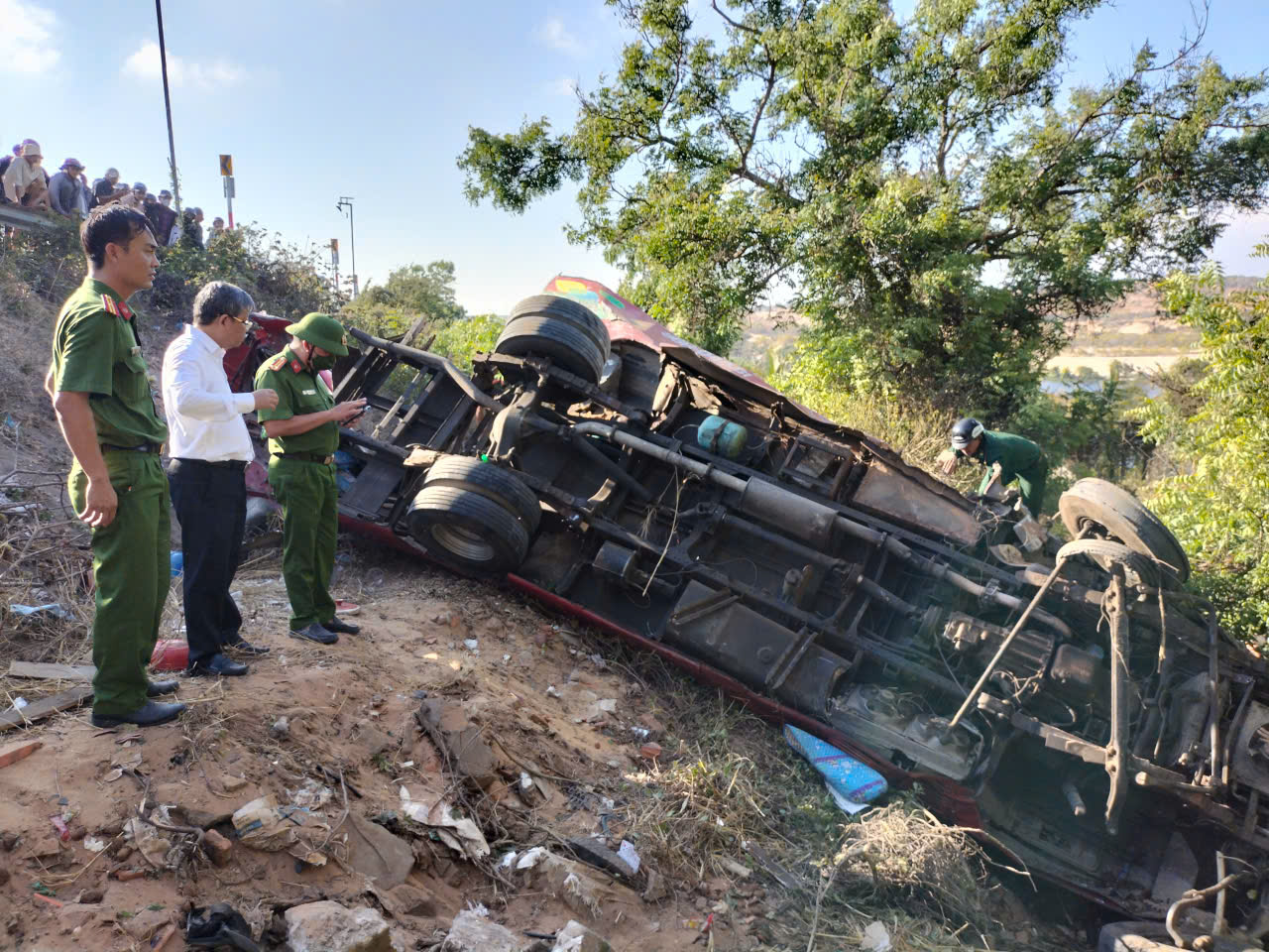 Cơ quan chức năng đang làm rõ nguyên nhân vụ tai nạn - ảnh: T.L.