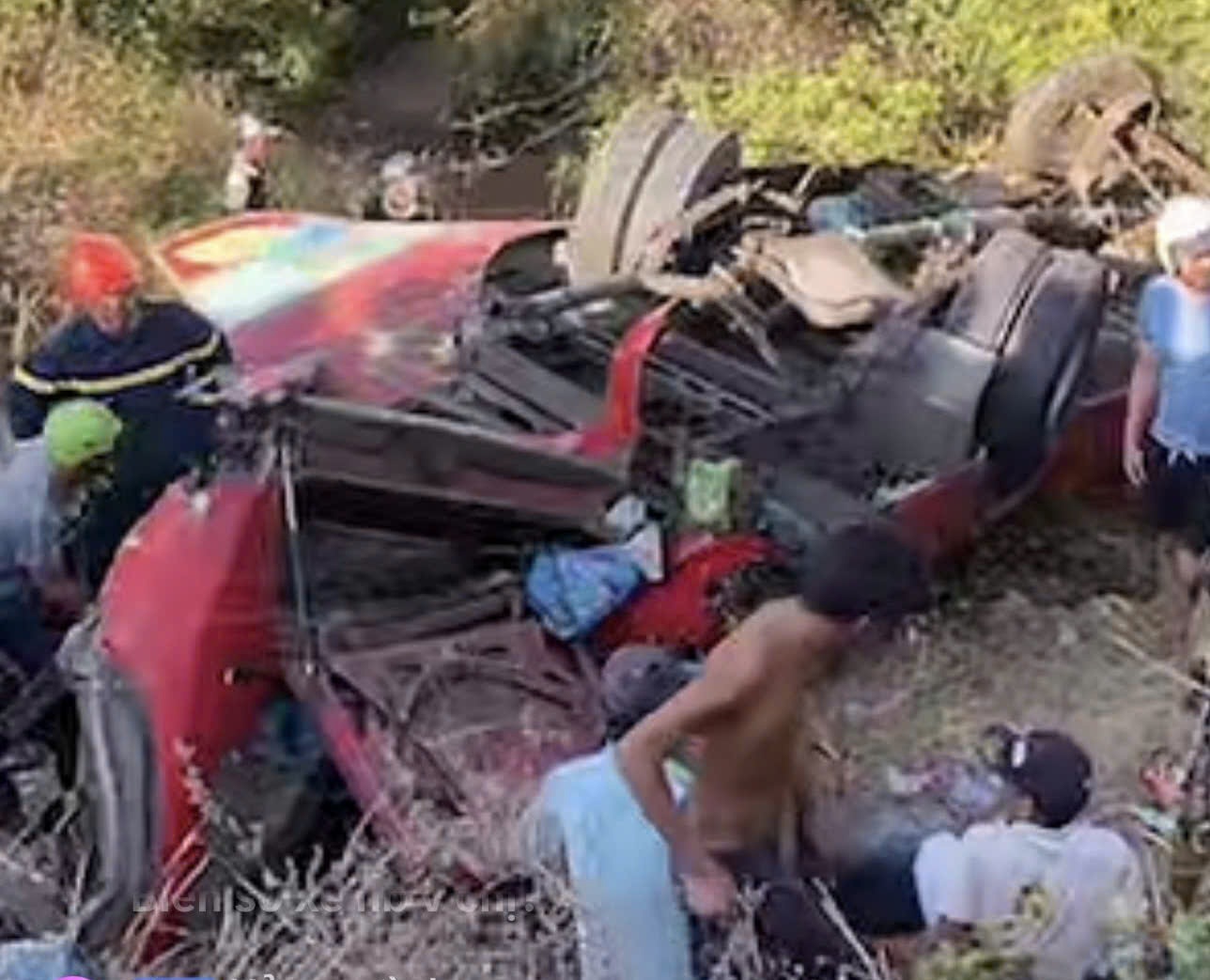 Chiếc xe khách bị biến dạng, hư hỏng nặng - ảnh: MXH