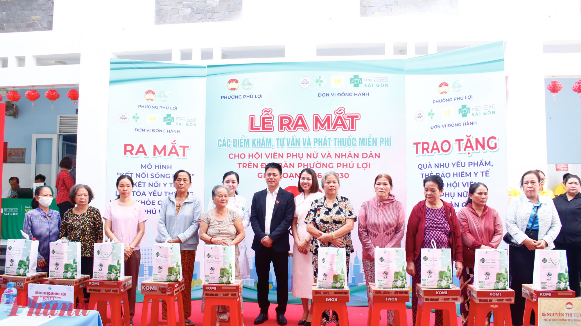 Dịp này, Hội LHPN phường Phú Lợi cùng các đơn vị đồng hành cũng đã triển khai nhiều hoạt động hỗ trợ thiết thực nhằm chăm lo sức khỏe cho phụ nữ có hoàn cảnh khó khăn trên địa bàn. Cụ thể, chương trình đã trao 20 thẻ bảo hiểm y tế, tặng 50 phần quà và hỗ trợ các suất khám bệnh miễn phí cho phụ nữ có hoàn cảnh khó khăn. 