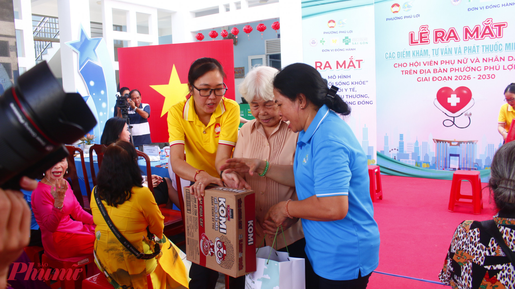 Người dân phấn khởi nhận quà ra về