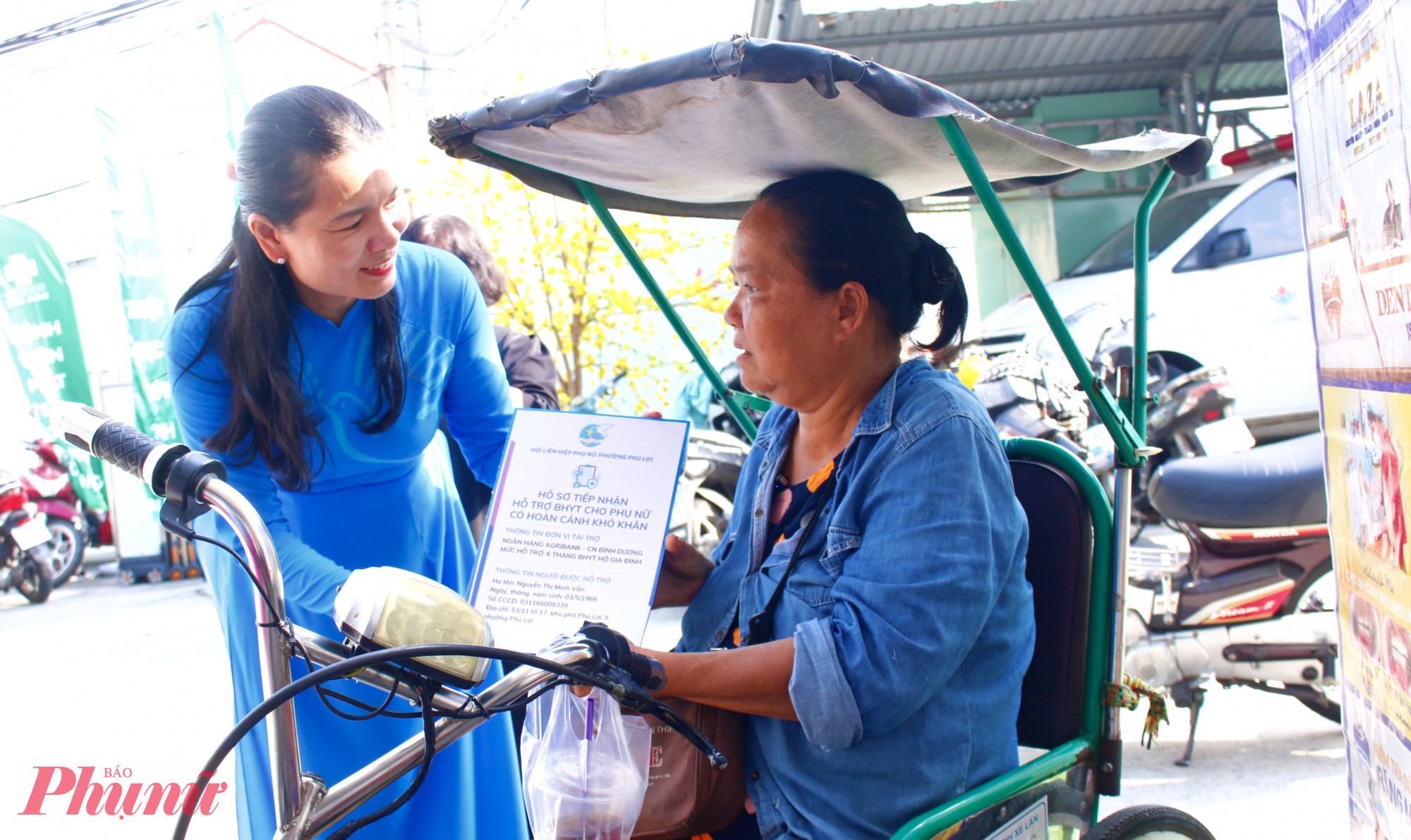 Bà Vi Thị Tâm Lai – Chủ tịch Hội LHPN phường Phú Lợi trao thẻ bảo hiểm y tế cho bà Nguyễn Thị Minh Vân. Khi được Hội LHPN phường trao tận tay thẻ bảo hiểm y tế, bà Vân nghẹn ngào kể về cuộc sống của mình. Con trai bà nay đã 40 tuổi nhưng chậm phát triển, không thể tự chăm sóc bản thân. Hai mẹ con sống trong một căn phòng trọ nhỏ, tiền thuê mỗi tháng khoảng 1,5 triệu đồng. Mỗi ngày, bà phải gửi con nhờ hàng xóm trông giúp rồi đi bán vé số để kiếm sống. Bà mắc bệnh tiểu đường hơn 30 năm. Năm 2014, bệnh trở nặng khiến bà phải cắt bỏ một bên chân. Từ đó, việc đi lại và mưu sinh càng thêm khó khăn. Hàng tháng bà vẫn phải tiêm và uống thuốc điều trị để duy trì sức khỏe. Sau biến cố ấy, chồng bà cũng rời đi, để lại hai mẹ con tự nương tựa nhau giữa cuộc sống nhiều chật vật.  “Với tôi, lúc sức khỏe yếu thế này, không gì quý bằng một chiếc bảo hiểm y tế để được khám chữa bệnh và những điểm thăm khám, chữa bệnh miễn phí. Tôi thật sự biết ơn với sự sẻ chia ấm áp này.” - bà Vân nói.