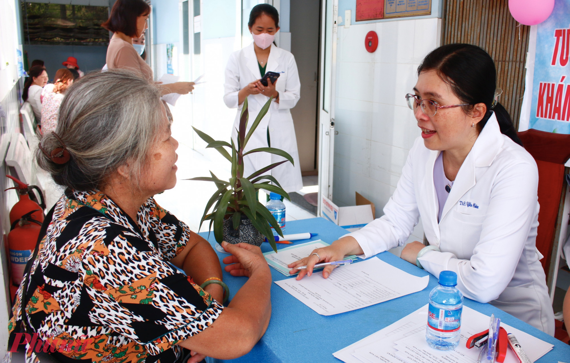 Phụ nữ phường Phú Lợi thăm khám sức khoẻ tại Trạm y tế phường.