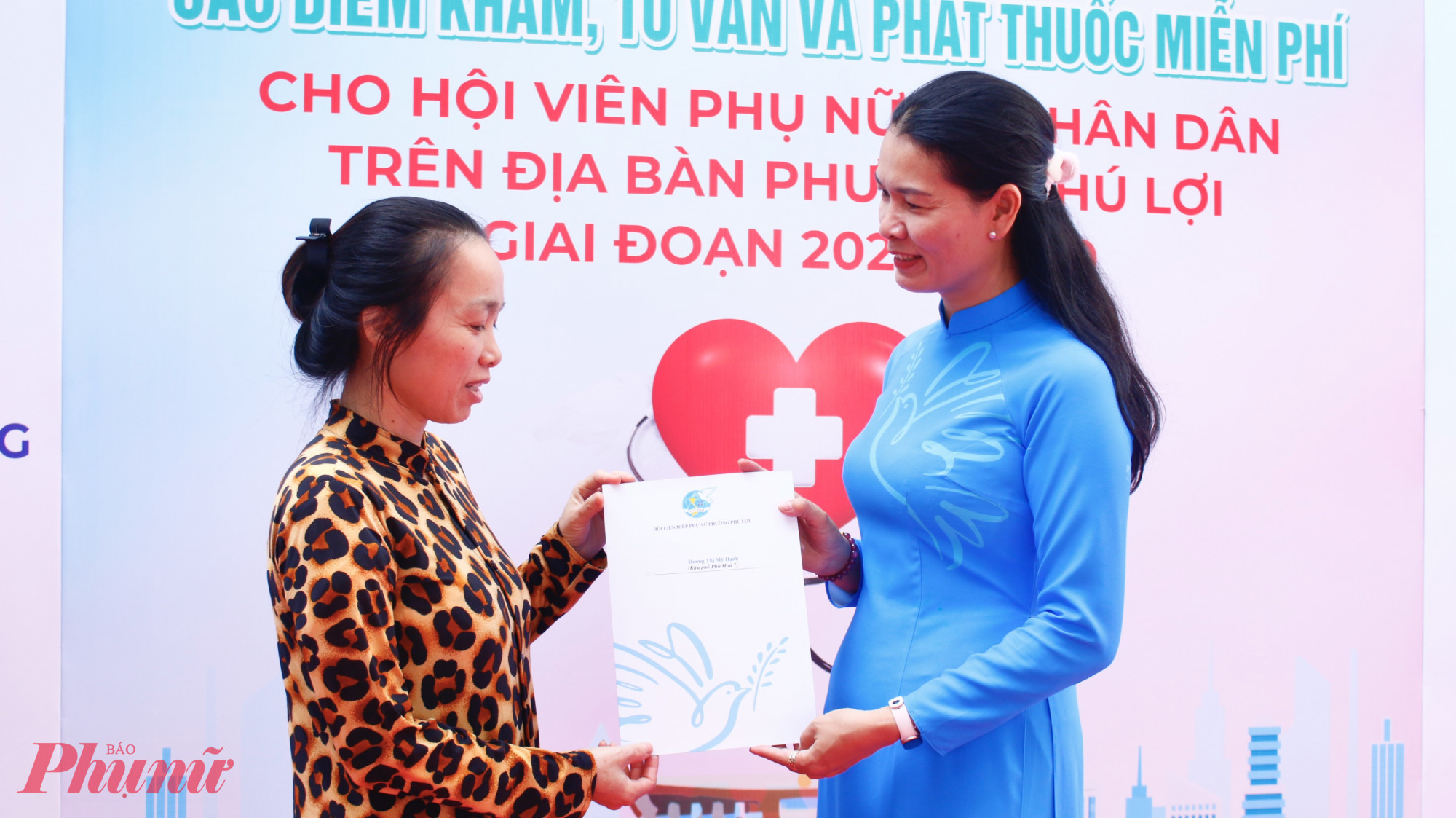 Chị Dương Thị Mỹ Hạnh, khu phố 7 vui mừng khi được trao tặng bảo hiểm y tế 