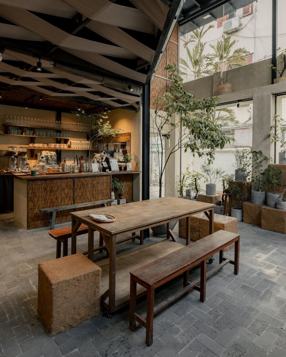 Cà phê Địa Phương, nằm trong con hẻm nhỏ tại Quận 1, vừa mới mở cửa nhưng đã thu hút sự chú ý của đông đảo của thực khách. Không gian của quán gần gũi với thiên nhiên, mang lại cảm giác thư giãn khó tả nếu bạn yêu thích nhâm nhi cà phê buổi sáng.  Thiết kế của Cà phê Địa Phương tận dụng tối đa không gian tầng trệt với tông màu nâu ấm cúng và mộc mạc. Mỗi góc quán đều có những đầu sách hấp dẫn để khách lựa chọn và thưởng thức. Bên cạnh sách, Cà phê Địa Phương còn cung cấp các loại mật ong chất lượng từ nhiều vùng miền. Phương pháp pha chế của Cà phê Địa Phương cũng cực kỳ nổi bật khi sử dụng mật ong nguyên chất để mang lại vị ngọt thanh cho các món nước.