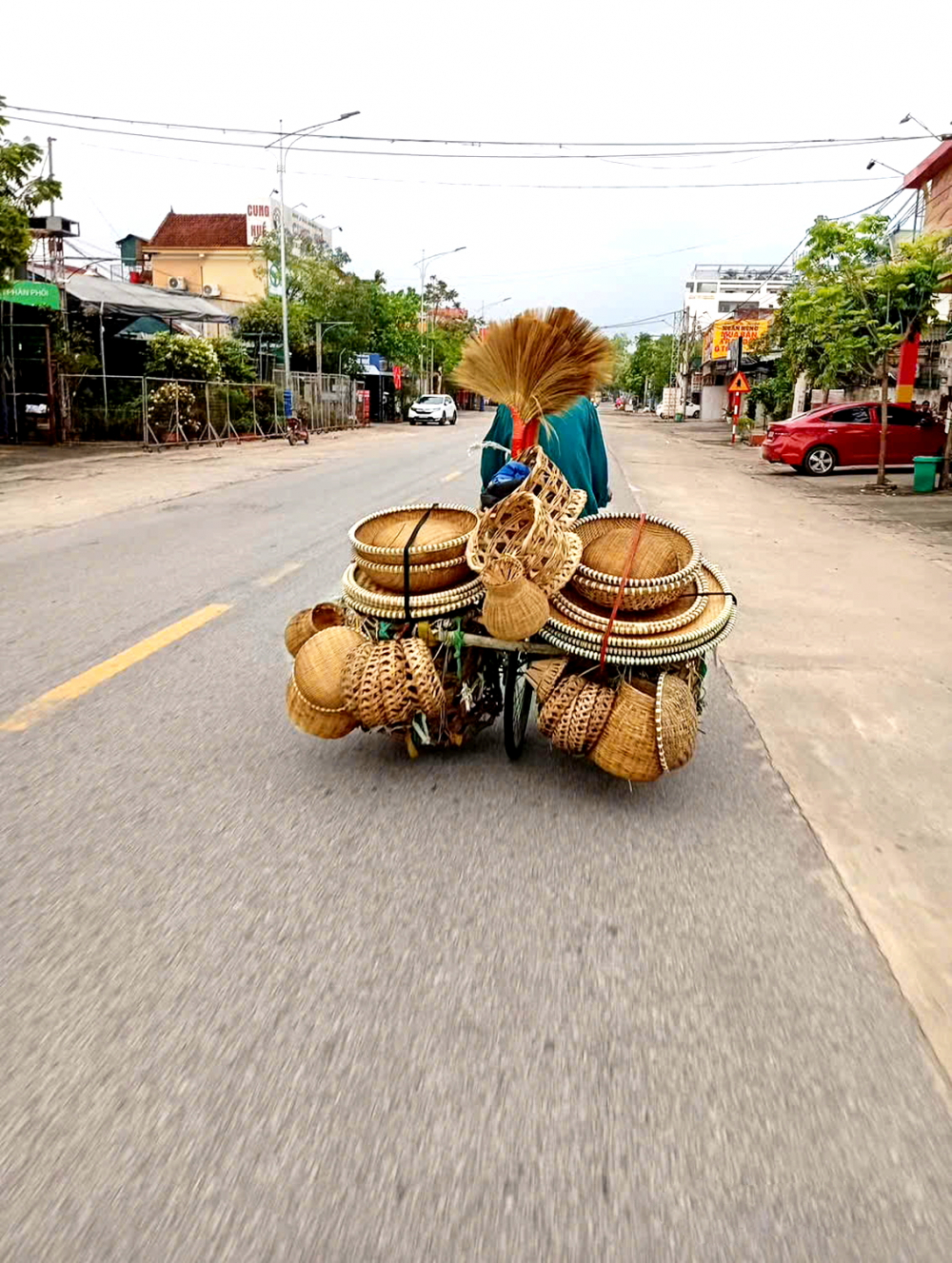 Những món đồ làm bằng tre chở theo ký ức ngày xưa - Ảnh do tác giả cung cấp
