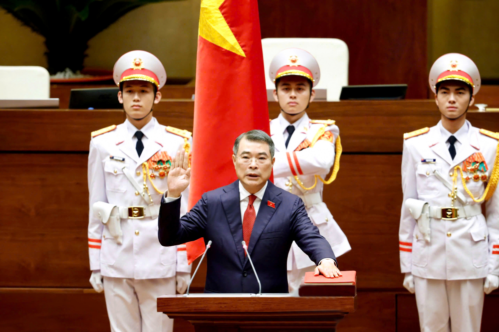 Kỳ họp thứ nhất, Quốc hội khóa XVI: Đặt nhân dân làm trung tâm, quyết đưa đất nước vươn mình Thủ tướng Chính phủ Lê Minh Hưng tuyên thệ nhậm chức ẢNH: QUỐC HỘI